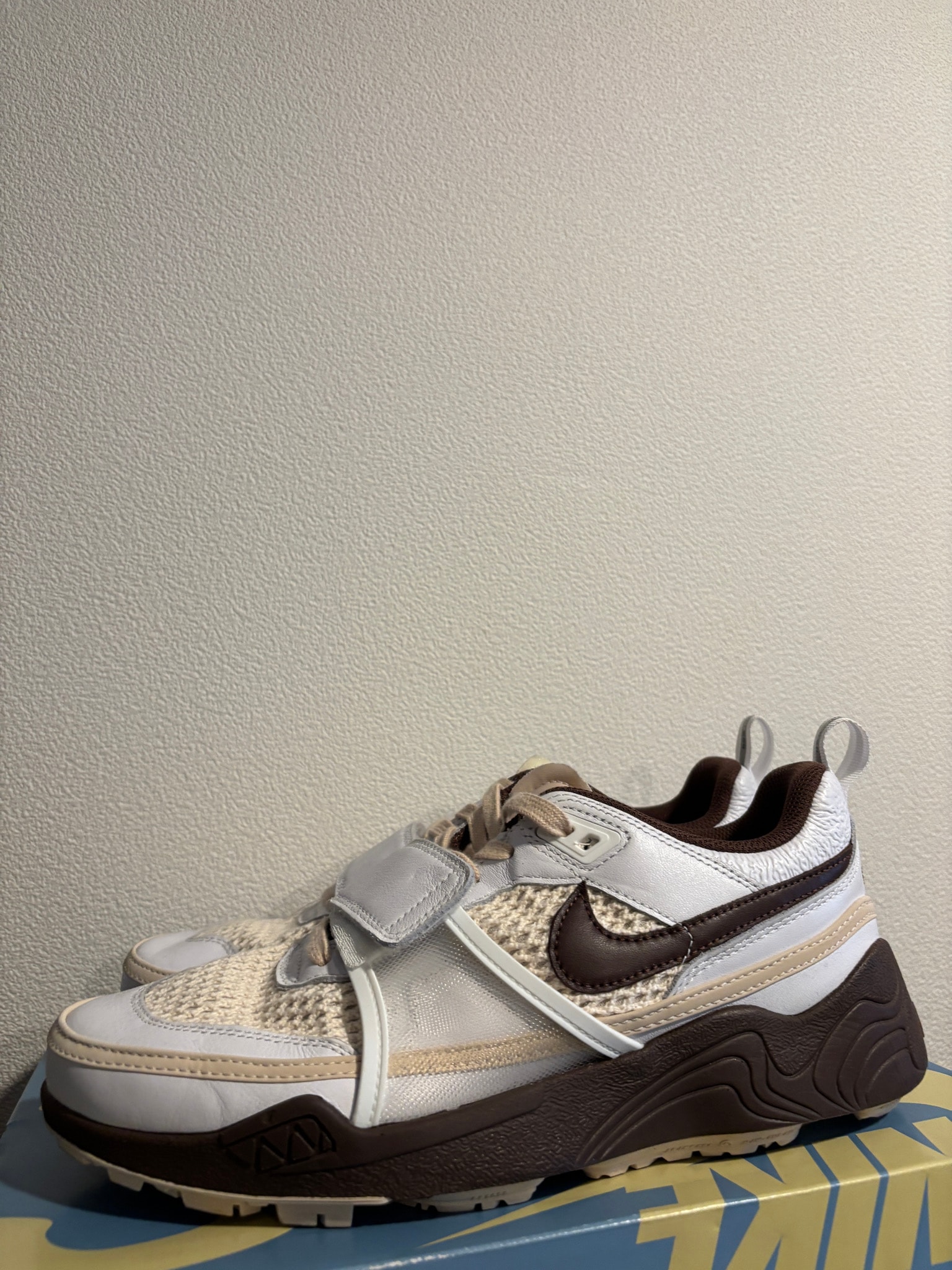 Travis Scott × Nike Zoom Field Jaxx "White and Light Chocolate"