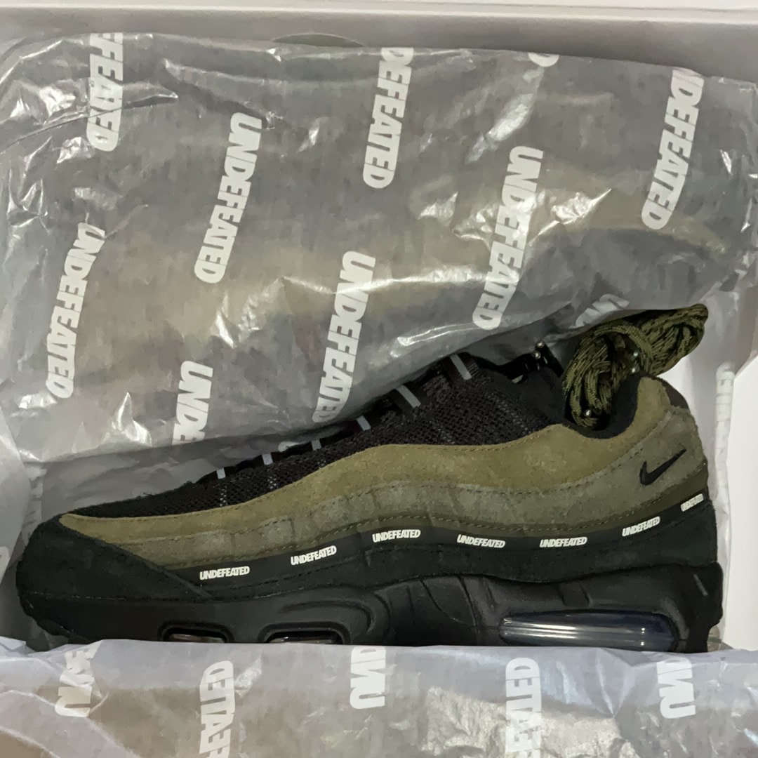 UNDEFEATED × Nike Air Max 95 "Medium Olive" (Serial Numbered/2000 pairs)