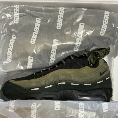 UNDEFEATED × Nike Air Max 95 "Medium Olive" (Serial Numbered/2000 pairs)