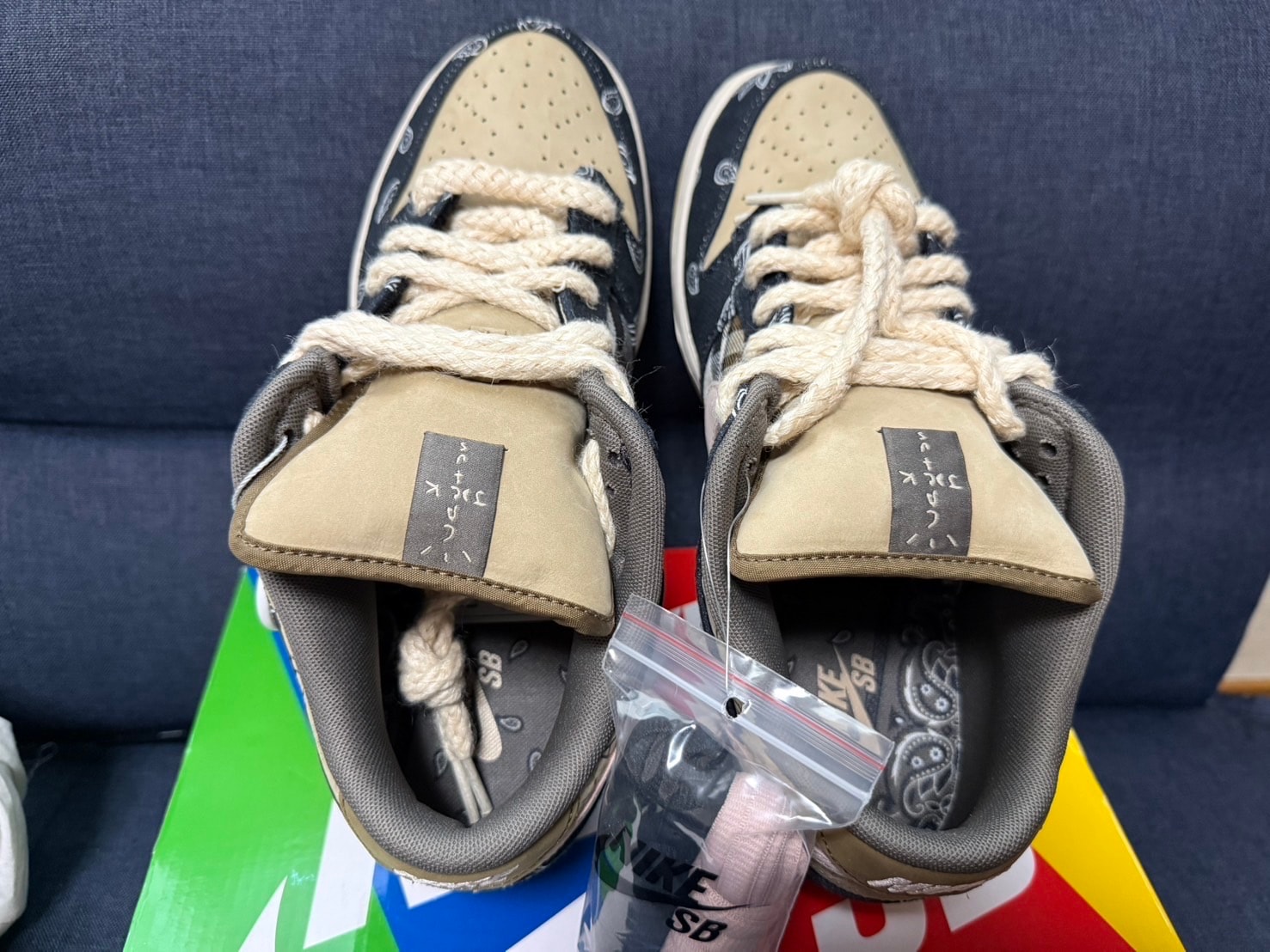 トラヴィススコット × ナイキ SB ダンク ロー "ブラック/パラシュートベージュ"