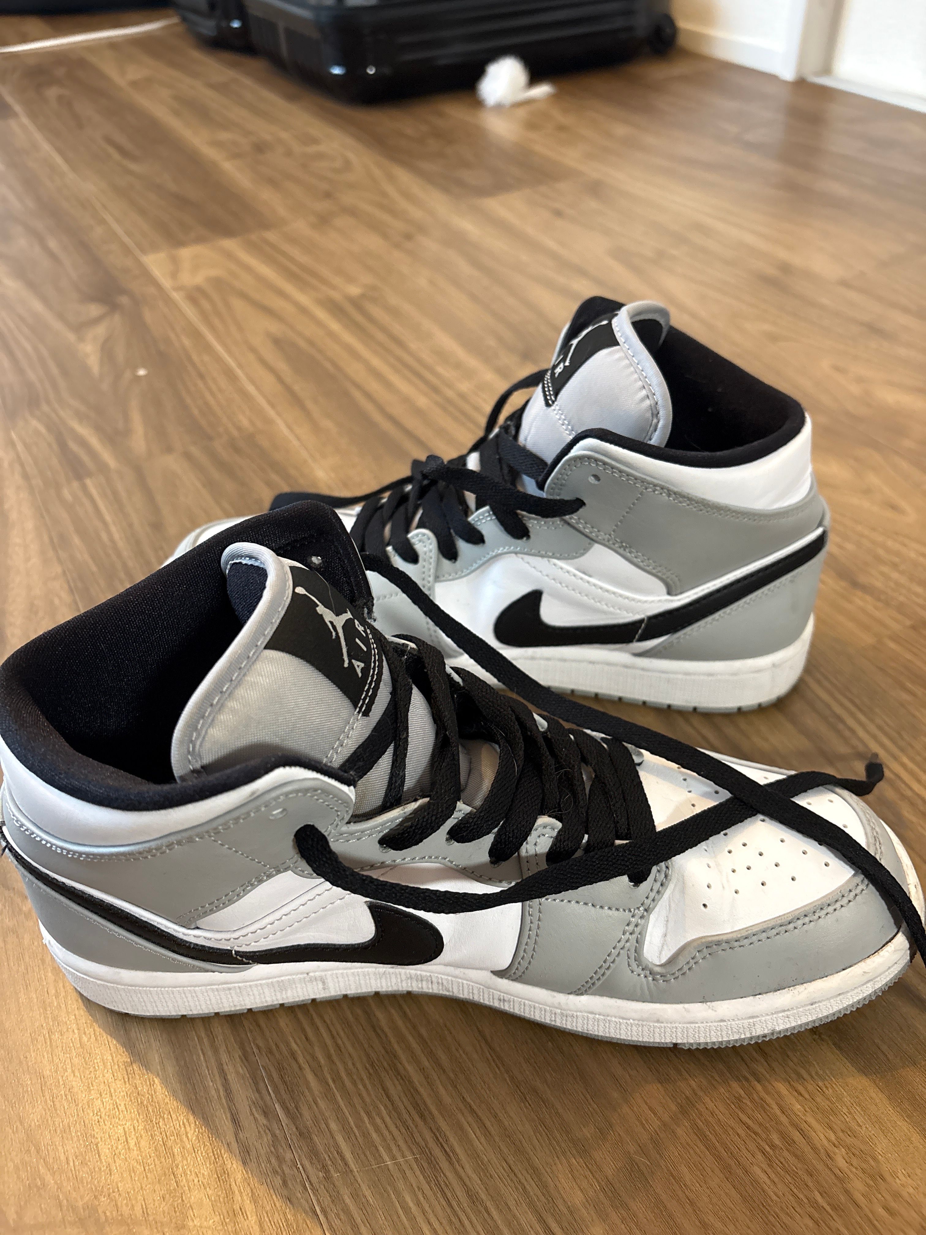 Nike Air Jordan 1 Mid "Light Smoke Grey/White/Black"