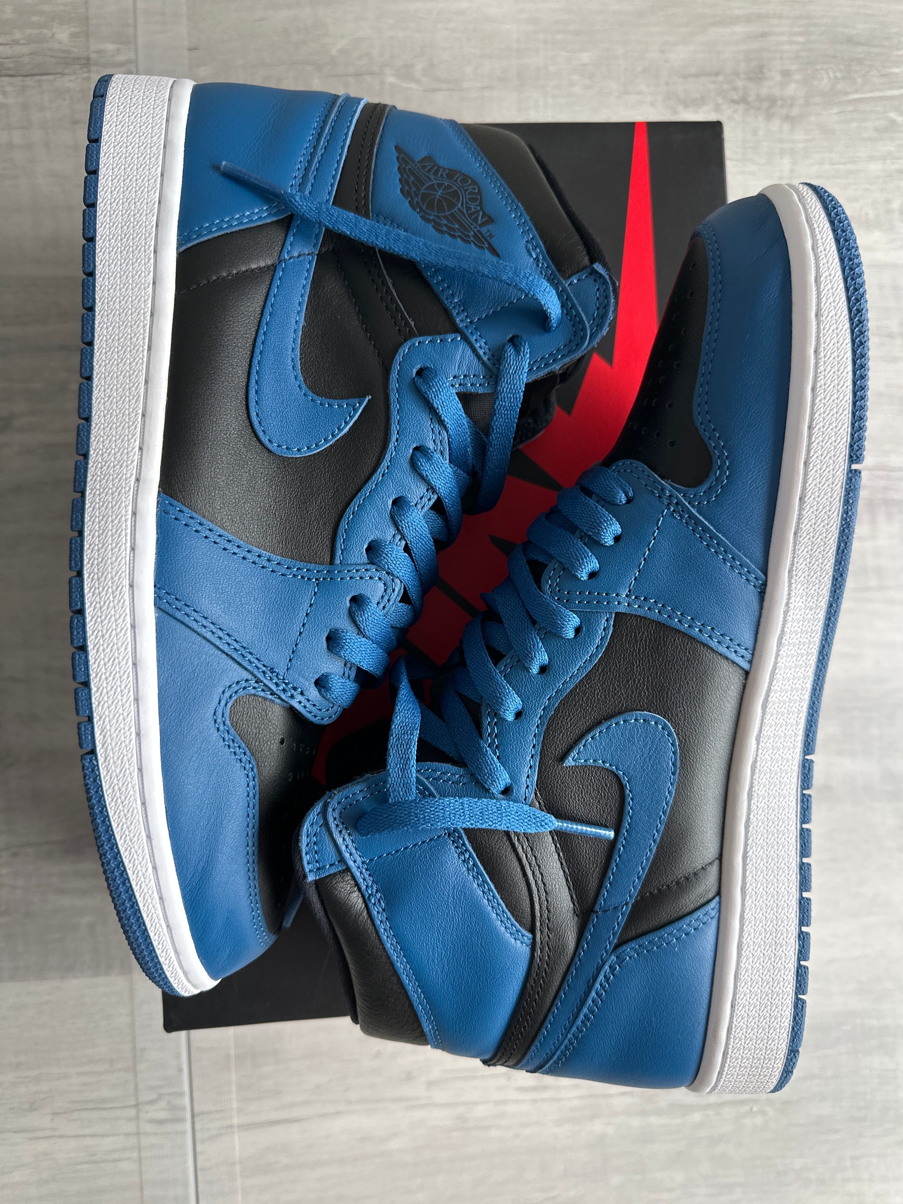 Nike Air Jordan 1 Retro High OG "Dark Marina Blue"