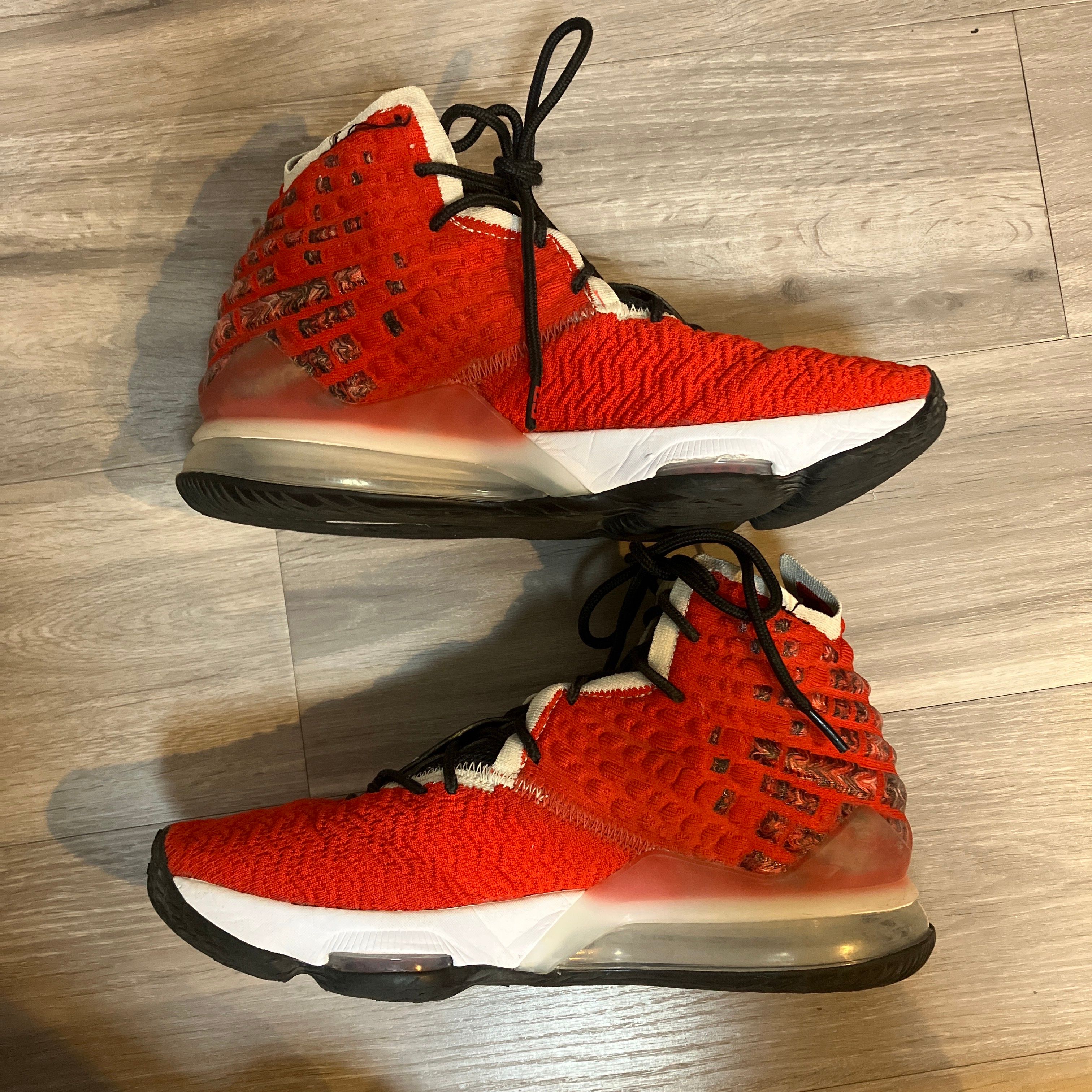 ナイキ レブロン17 "アップテンポ"