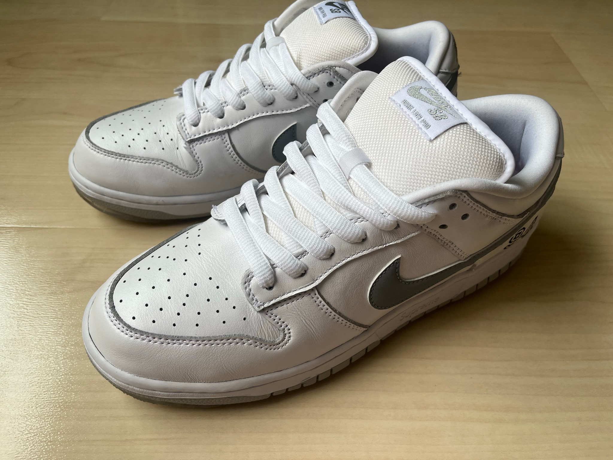 Supreme × Nike SB Dunk Low "White/Metallic Silver" (25FW Week2)