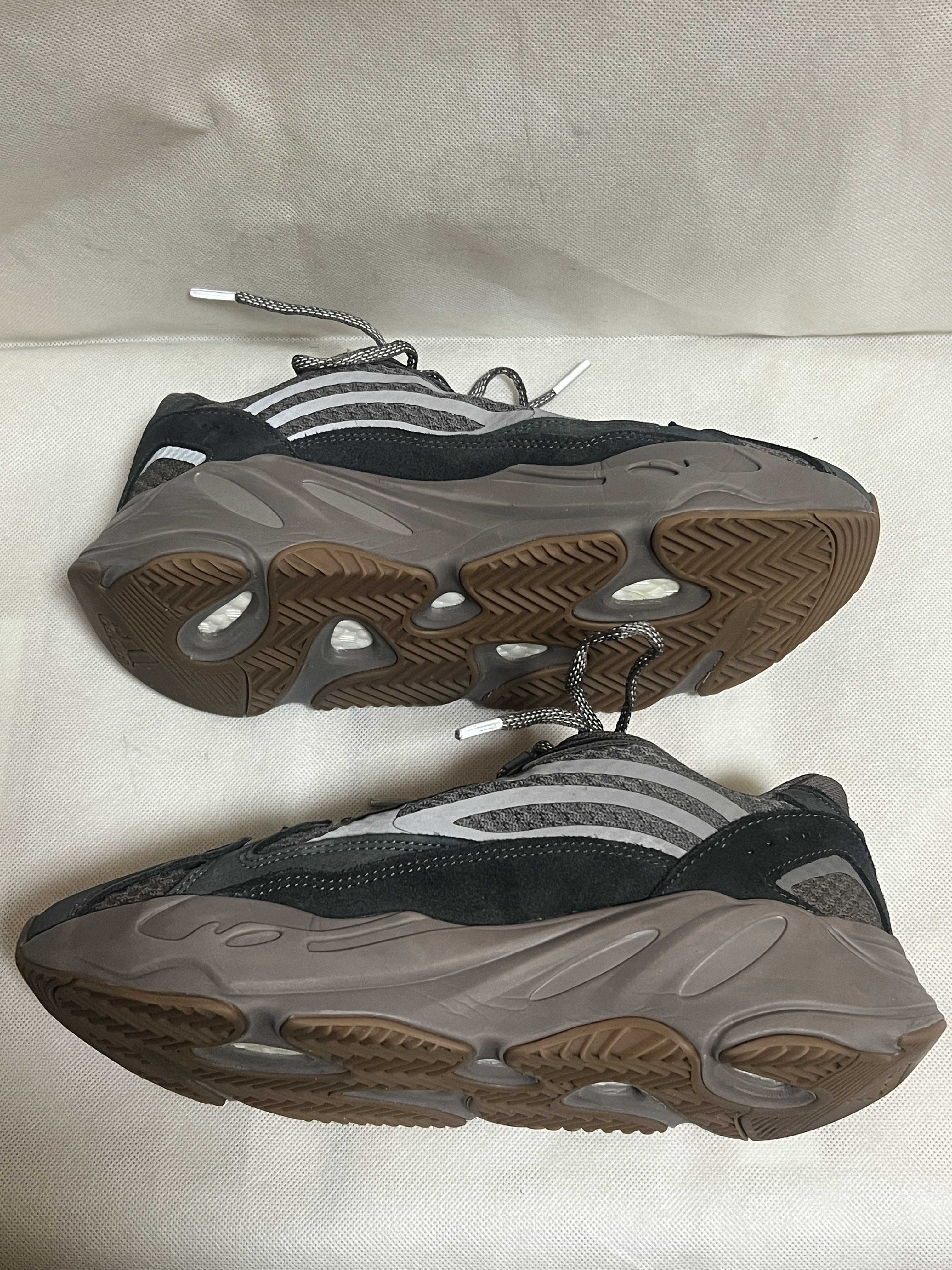 adidas YEEZY Boost 700V2 "Mauve"