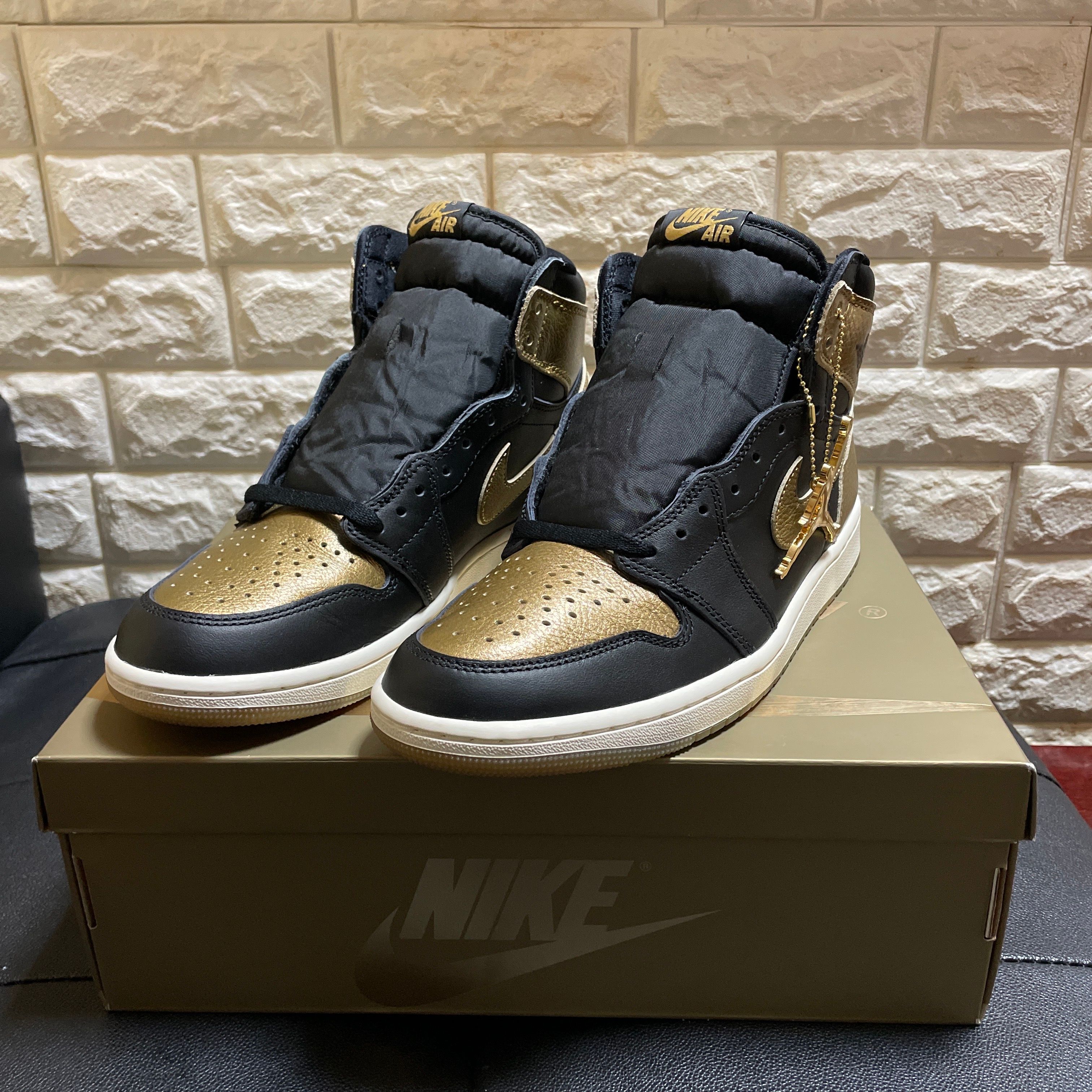 Nike Air Jordan 1 Retro High OG "Black and Gold"