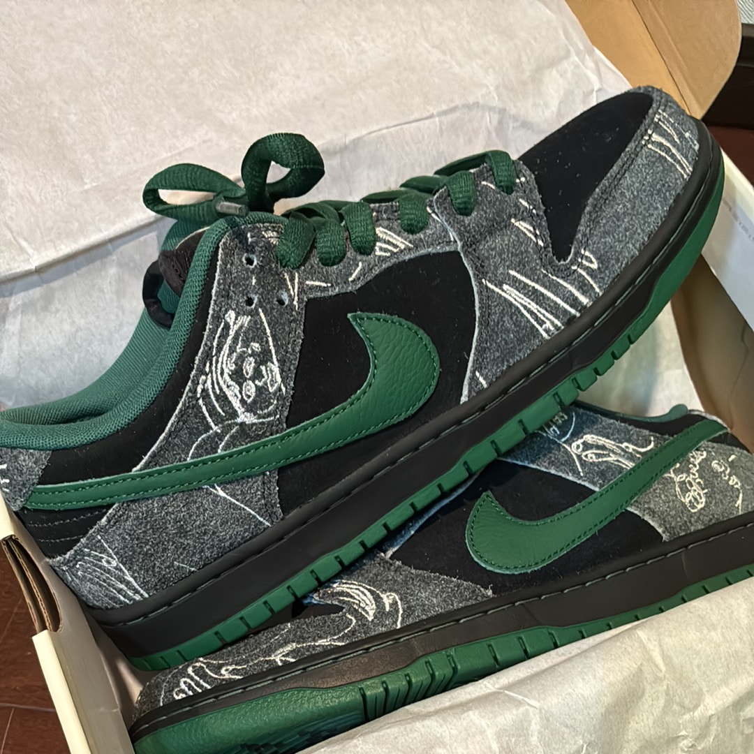 There Skateboards × Nike SB Dunk Low Pro "Anthracite and Gorge Green"