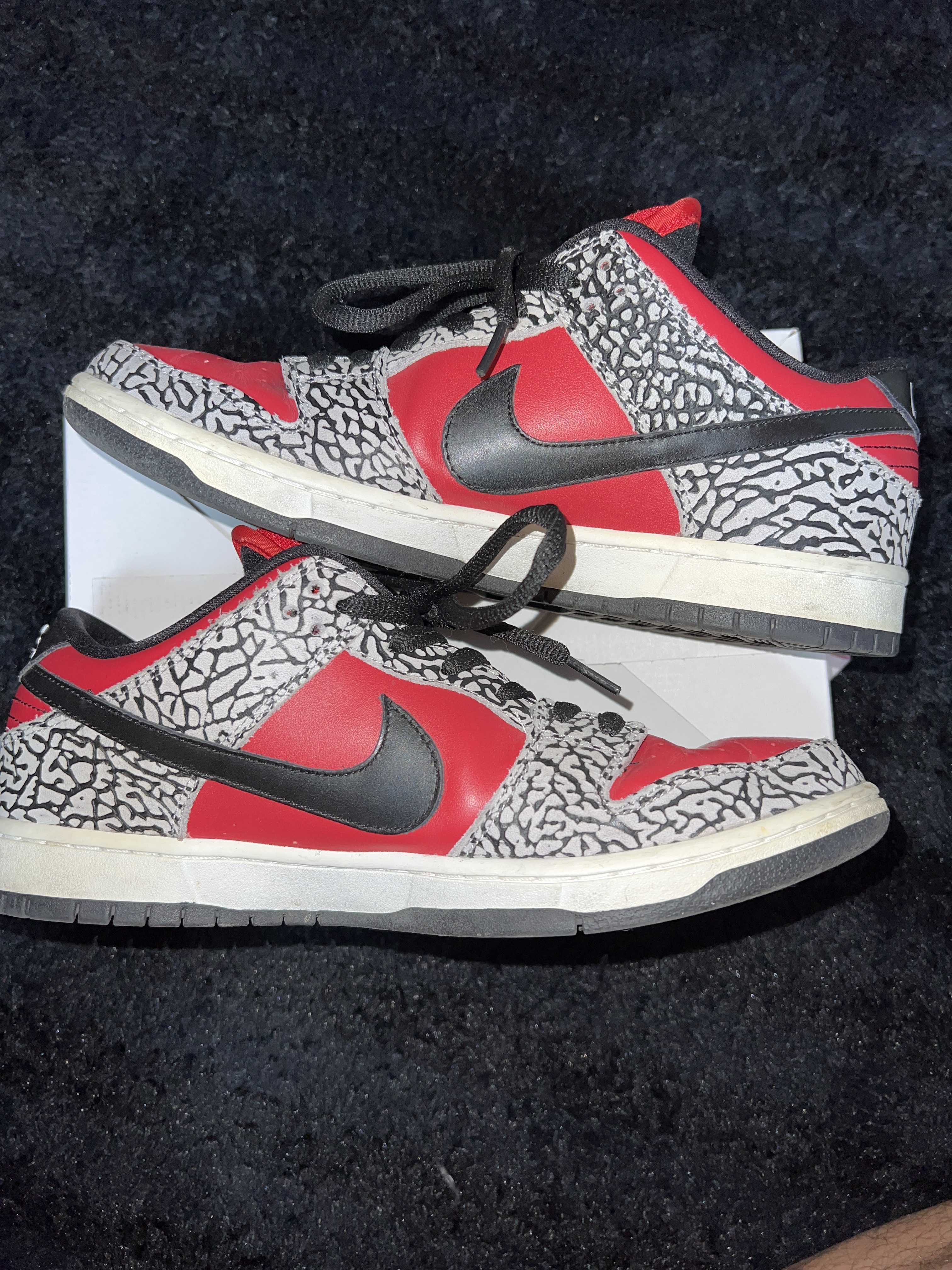 Supreme × Nike SB Dunk Low "Red Cement"(2012)