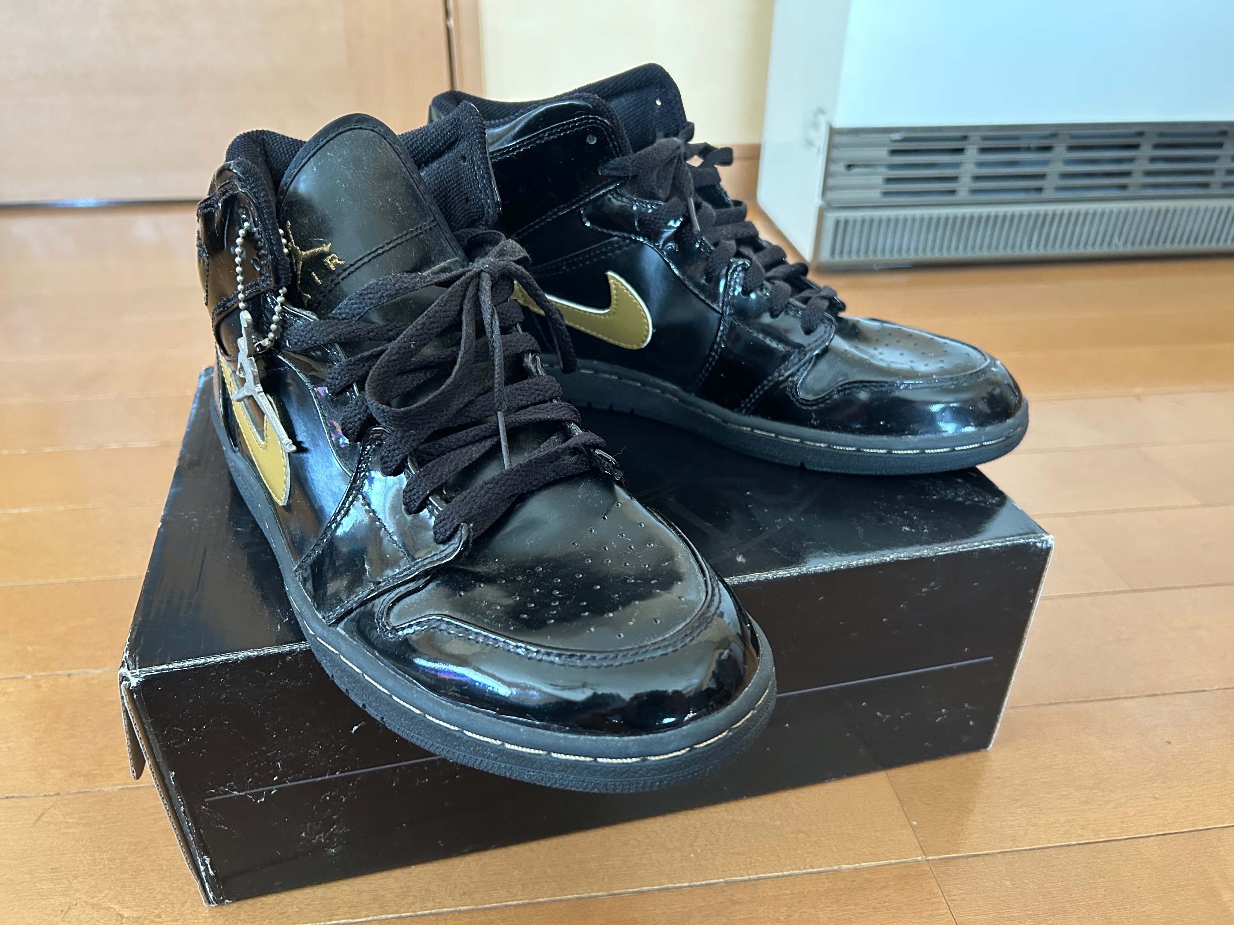 Nike Air Jordan 1 Retro Mid "Black Metalic Gold"