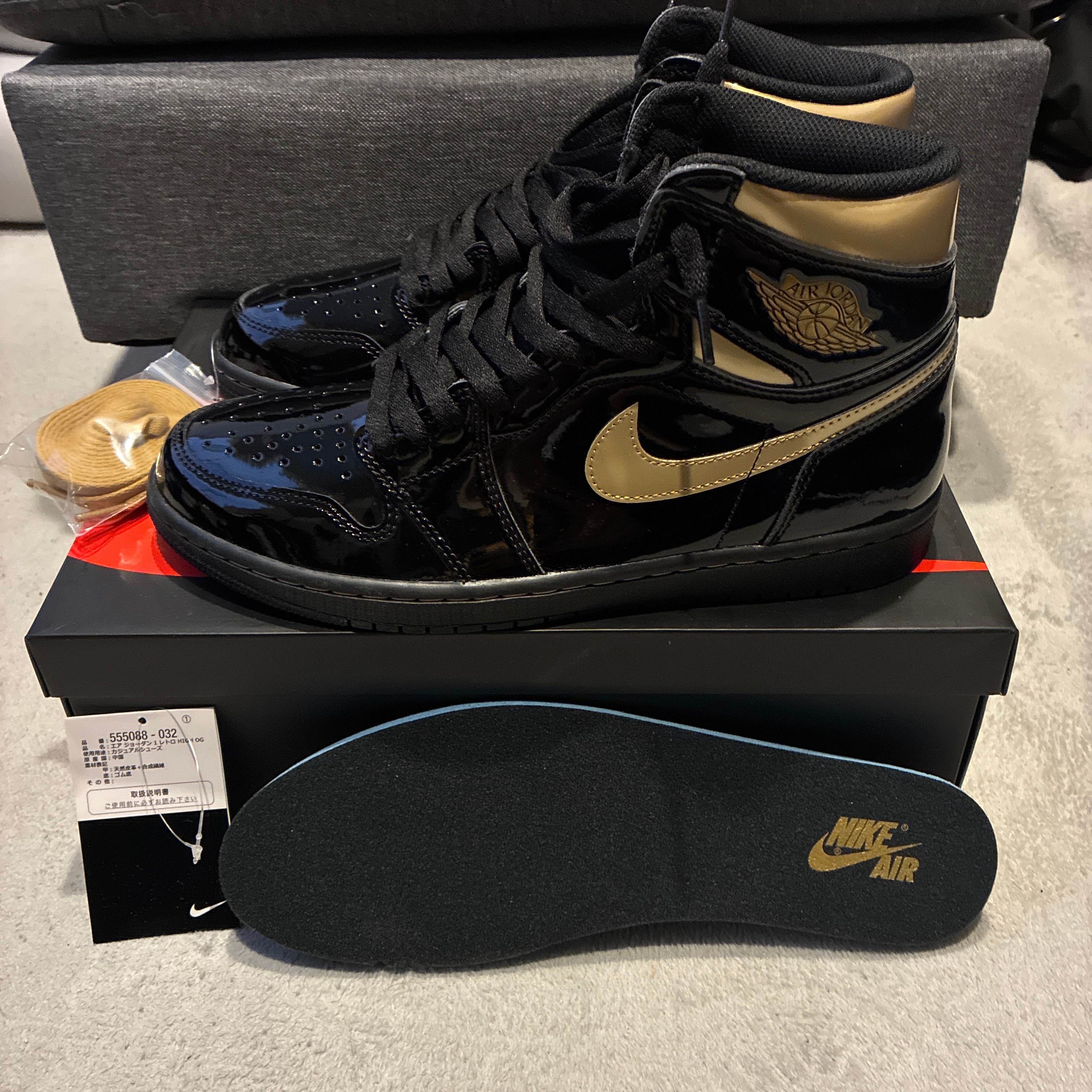 Nike Air Jordan 1 High OG "Black-Metalic Gold"