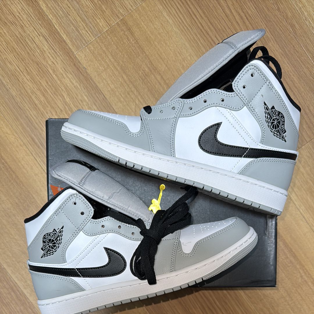 Nike Air Jordan 1 Mid "Light Smoke Grey/White/Black"