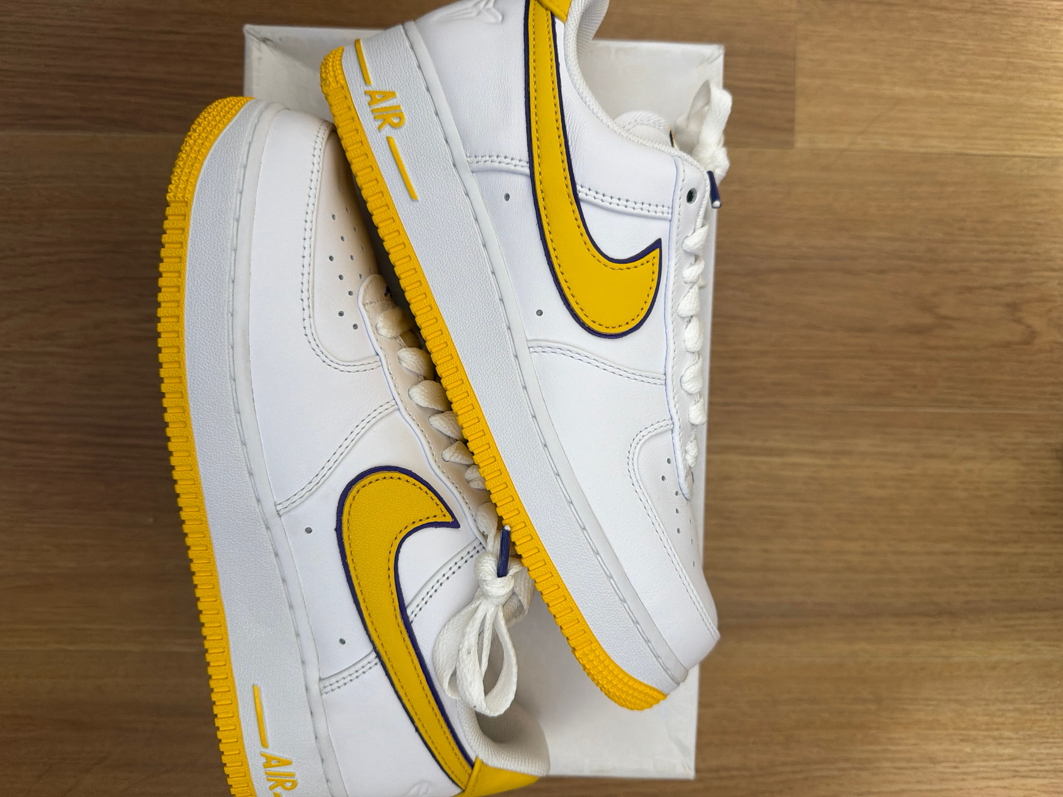 コービー・ブライアント × ナイキ エアフォース1 ロー レトロ QS "バーシティメイズ アンド バーシティパープル"