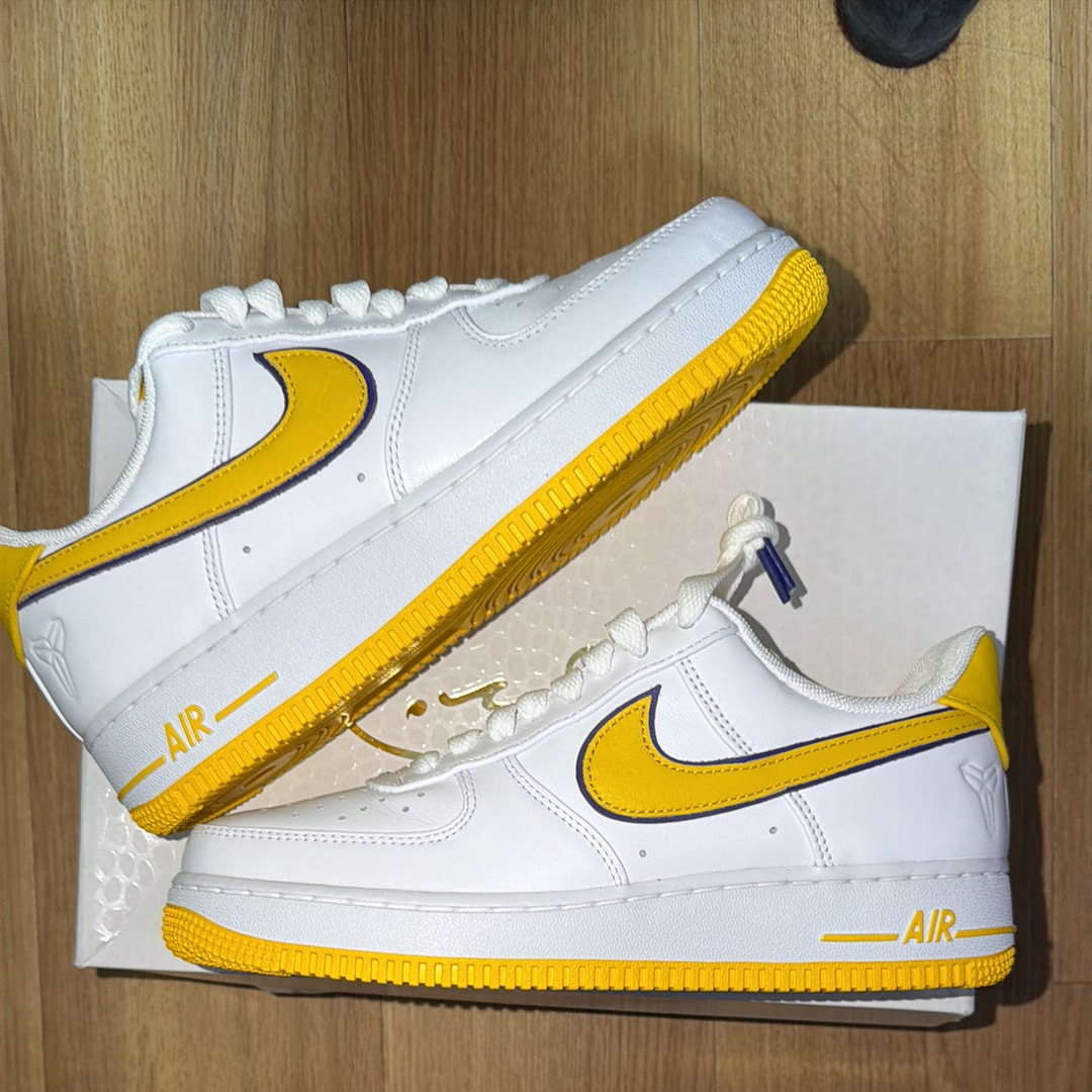 Kobe Bryant × Nike Air Force 1 Low Retro QS "Varsity Maize and Varsity Purple"