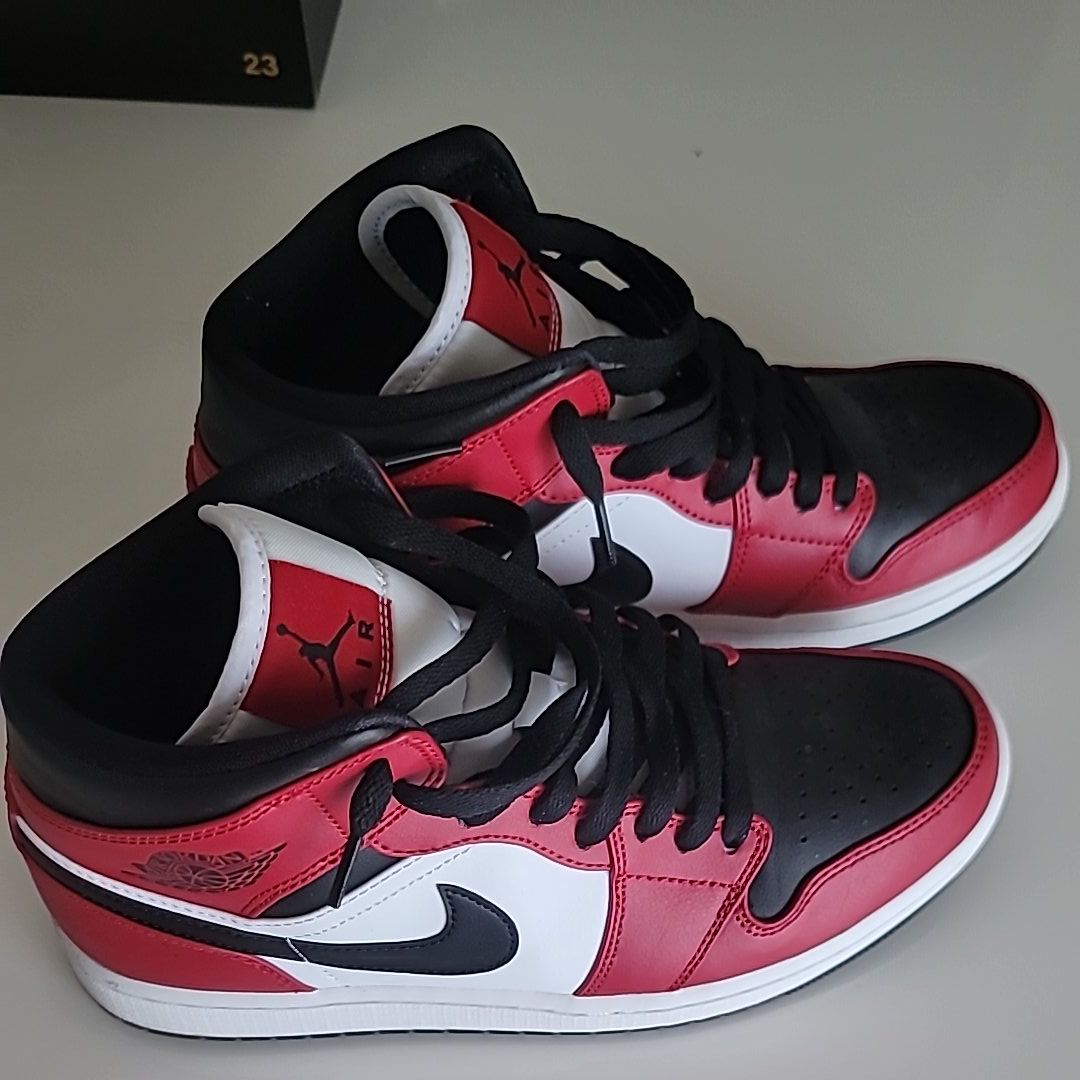 Nike Air Jordan 1 Mid "Chicago Black Toe"