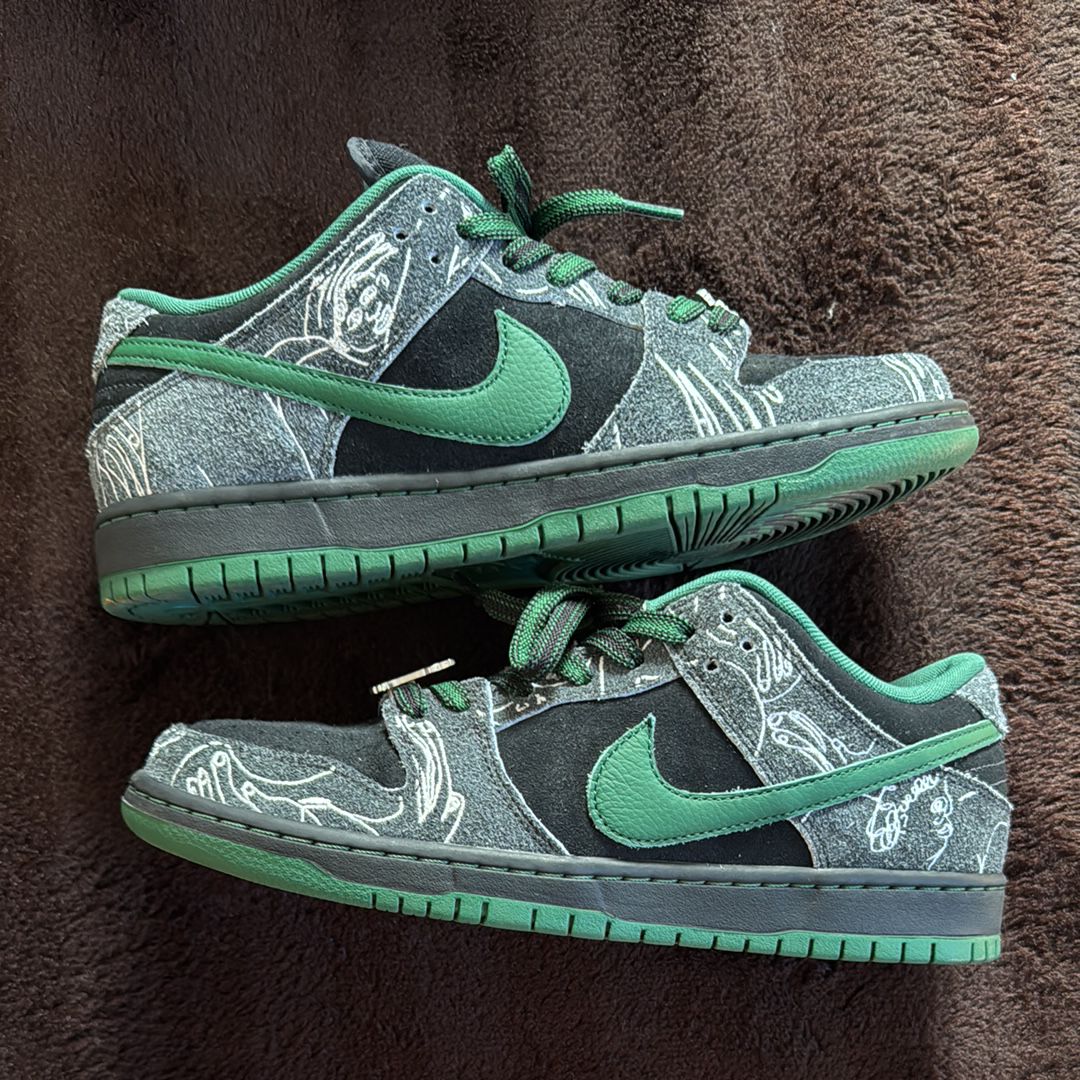 There Skateboards × Nike SB Dunk Low Pro "Anthracite and Gorge Green"