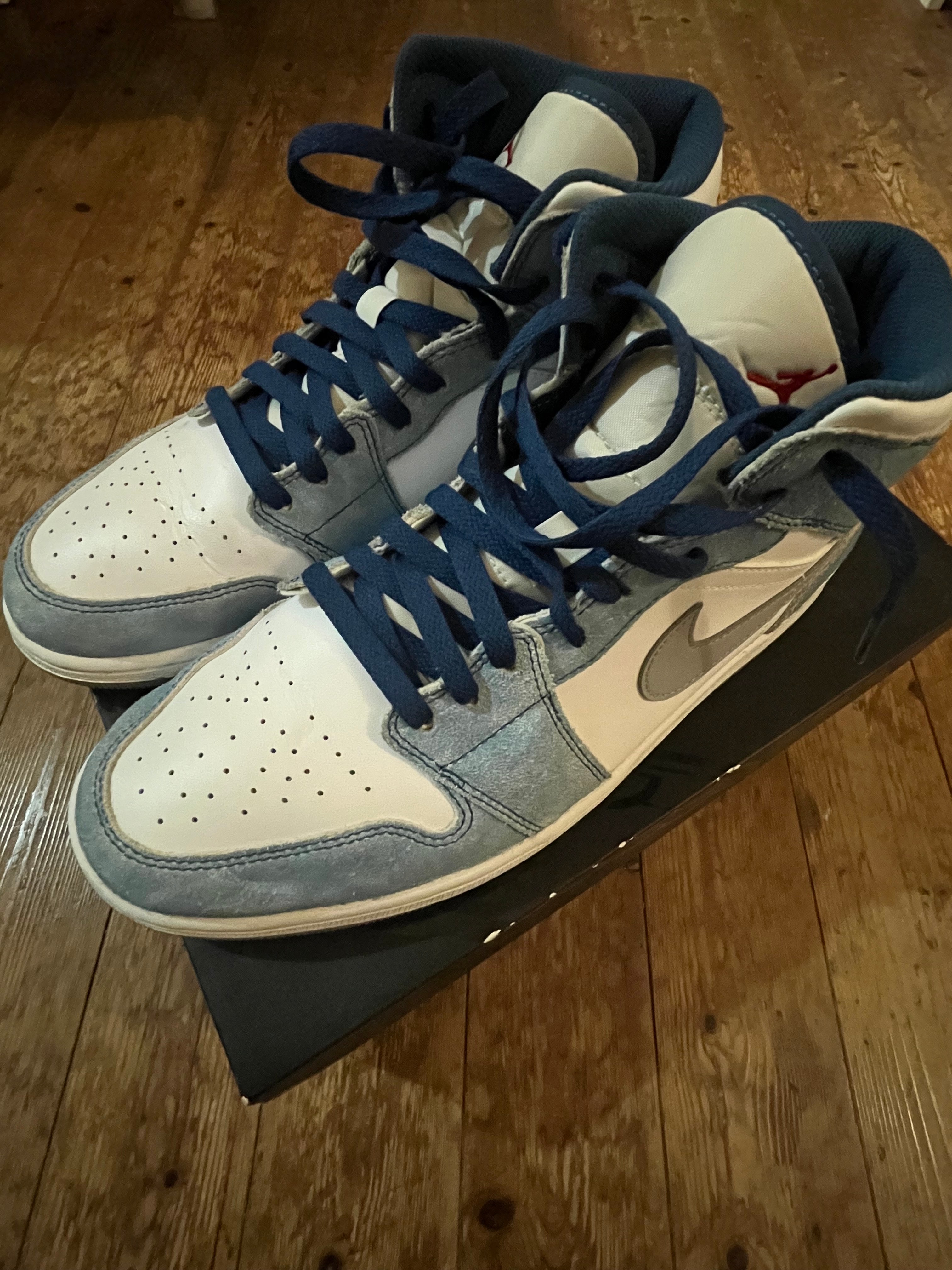 Nike Air Jordan 1 Mid SE "White/Hyper Royal/Red"