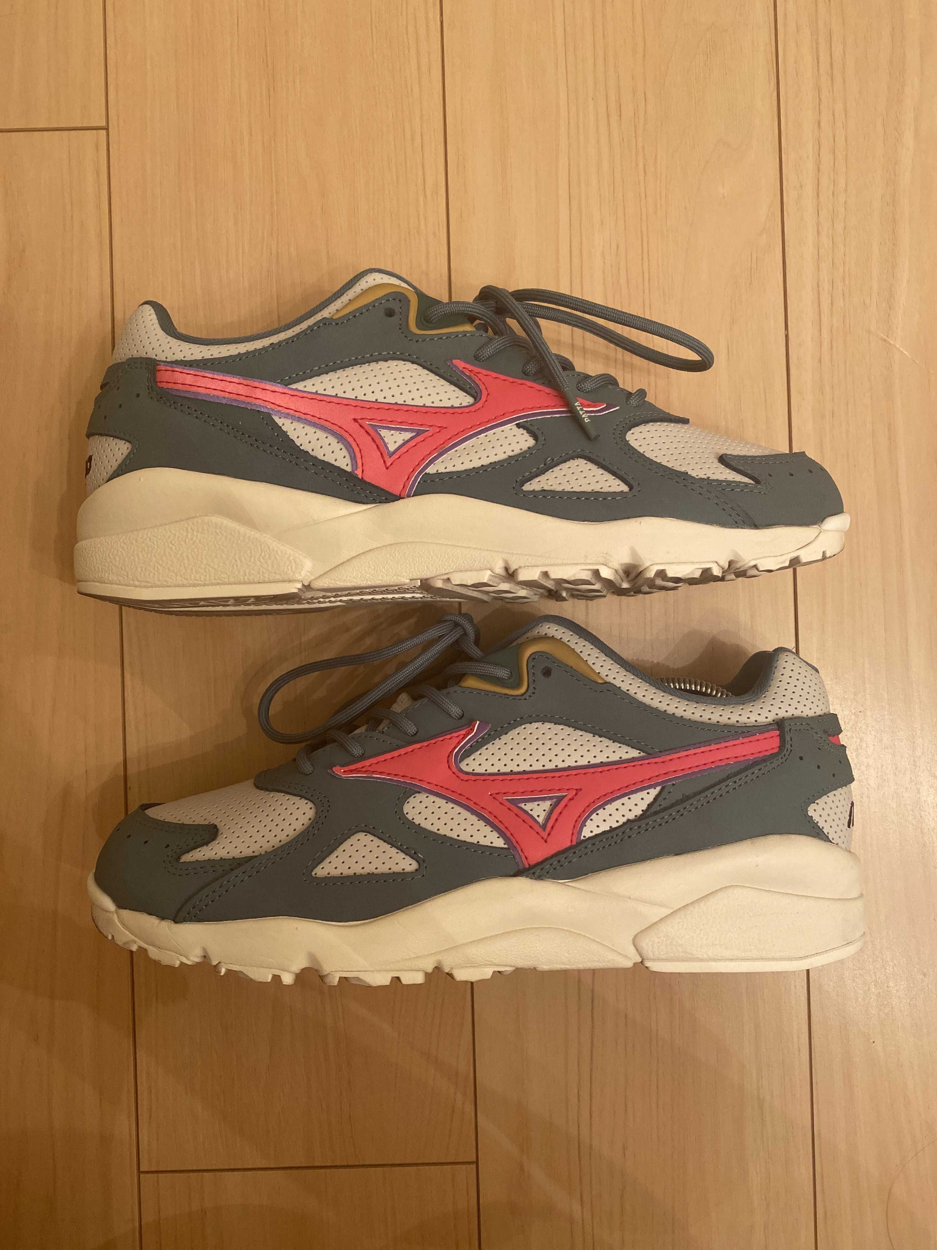 Patta × Mizuno Sky Medal TR "Ivory/Red/Green"