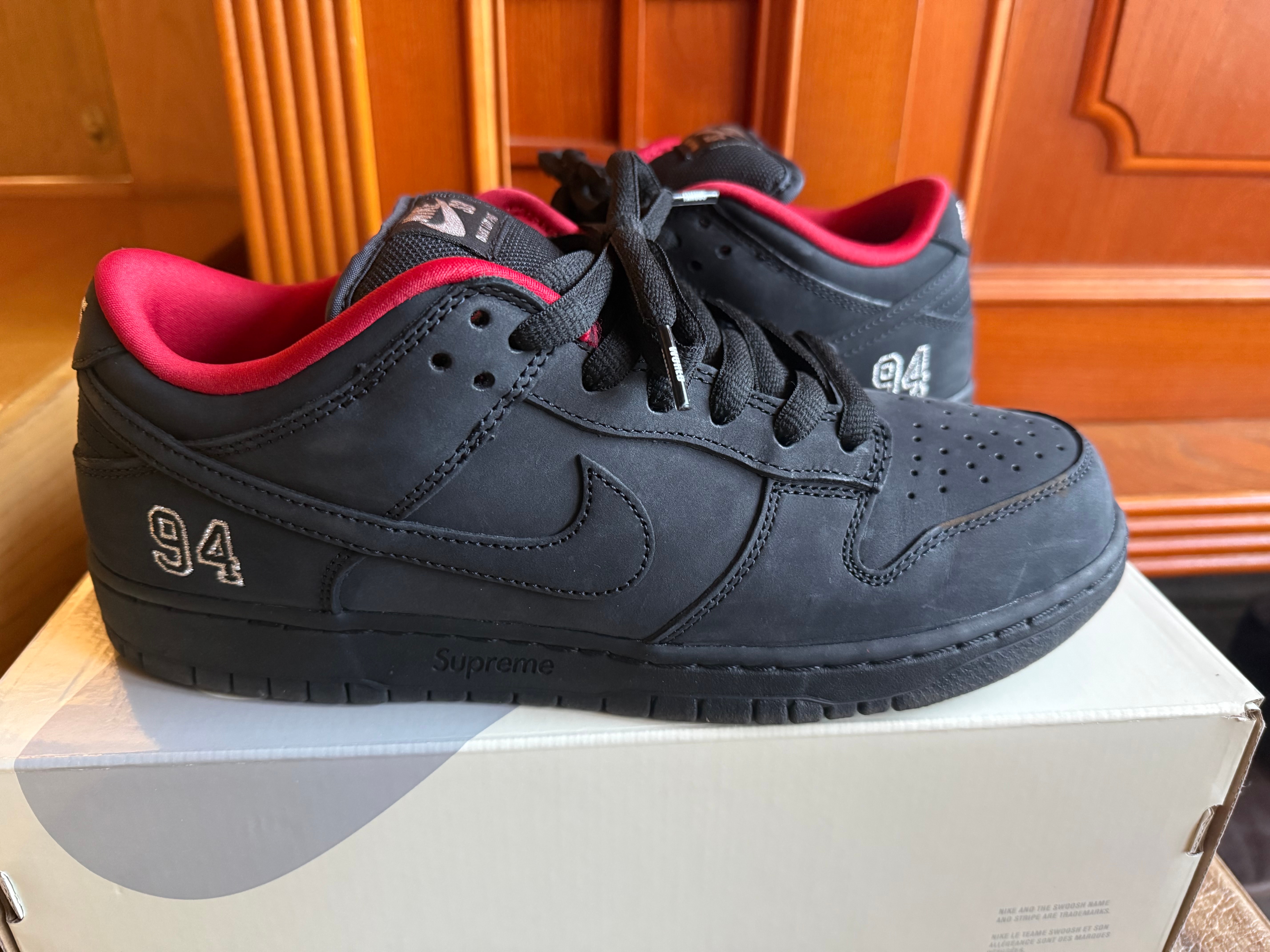 シュプリーム × ナイキ SB ダンク ロー "ブラック" (25FW Week2)