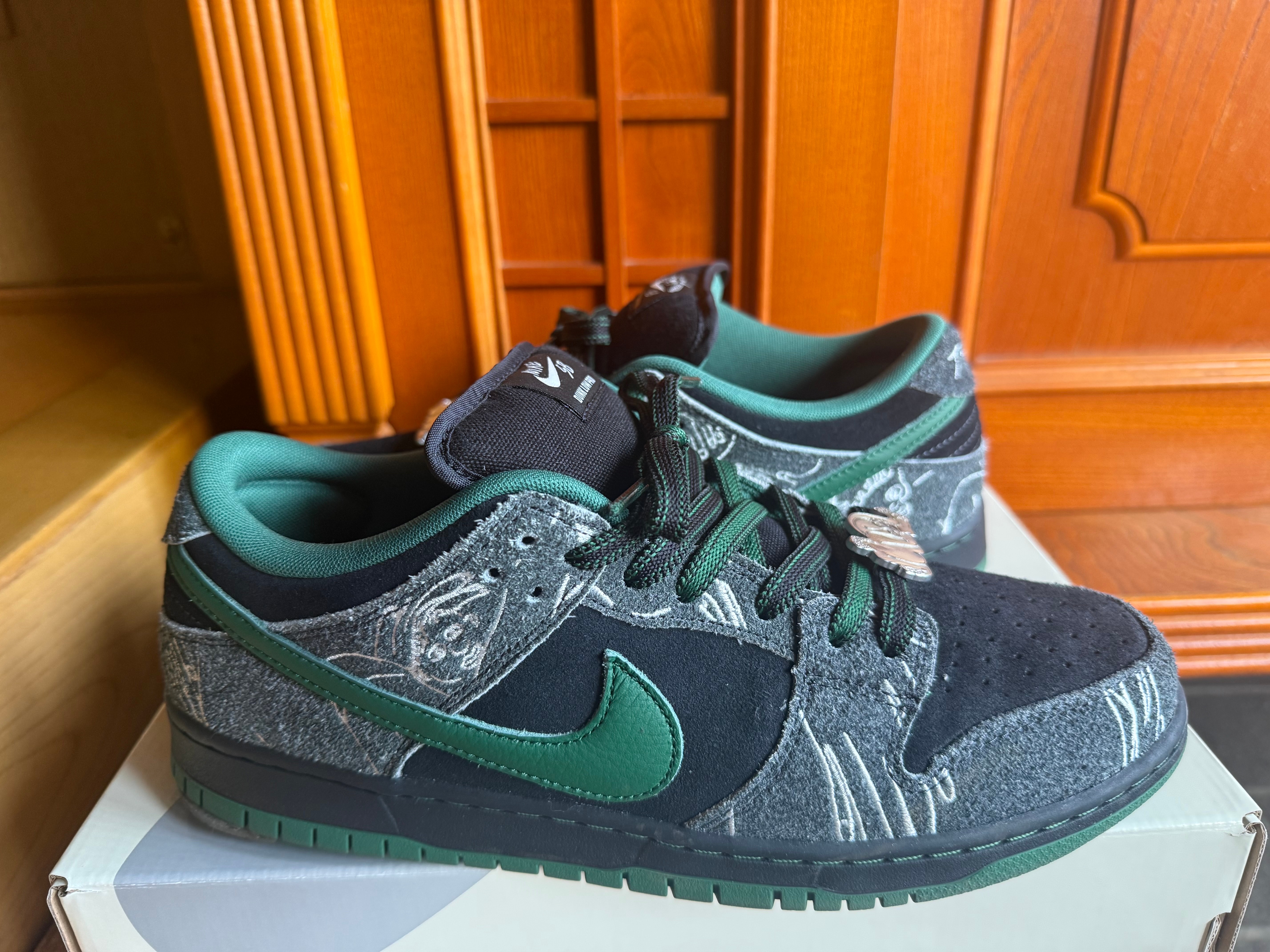 There Skateboards × Nike SB Dunk Low Pro "Anthracite and Gorge Green"