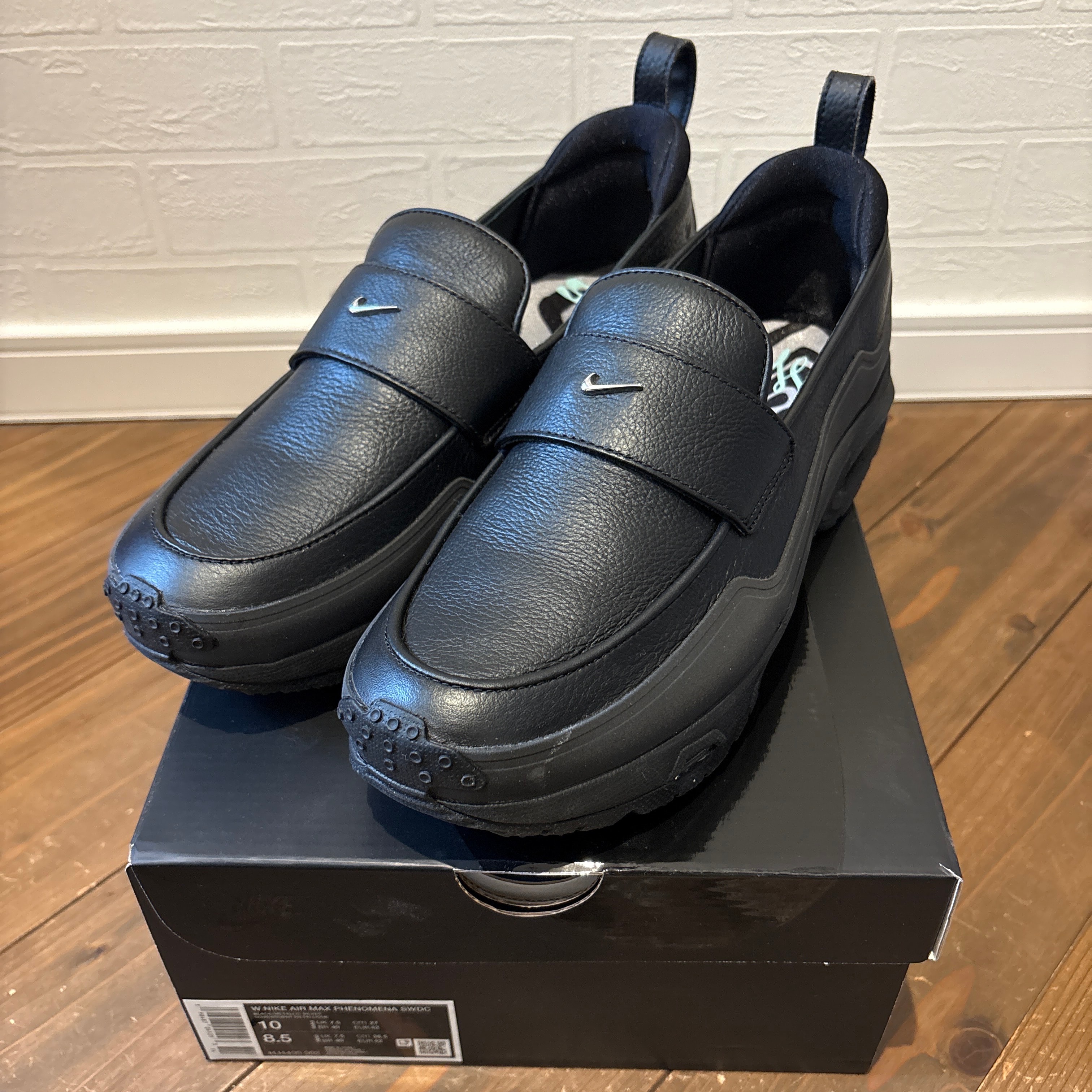 セリーナ ウィリアムズ デザインクルー × ナイキ ウィメンズ エアマックス フェノメナ "ブラック/メタリックシルバー"