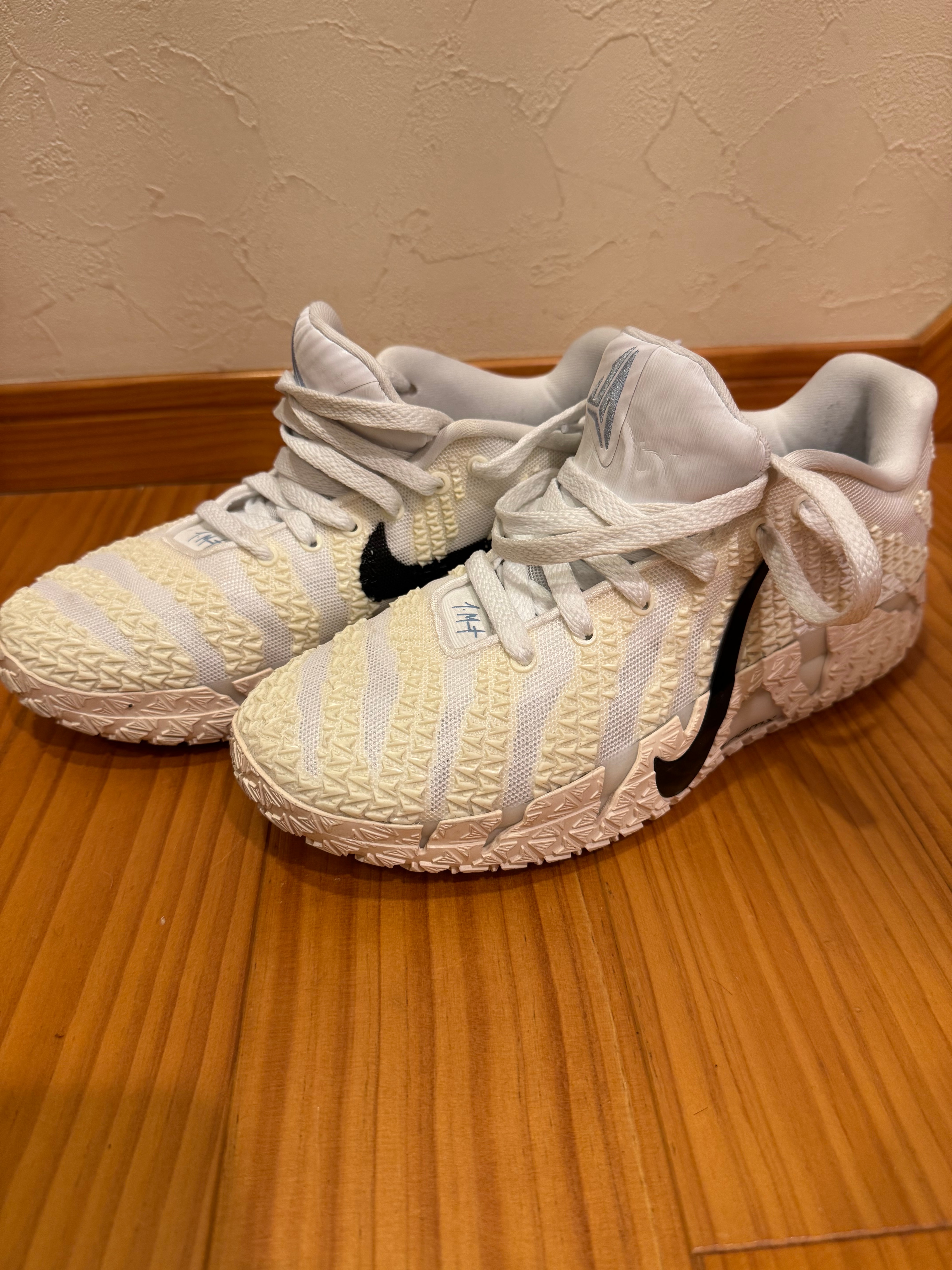 ナイキ ジャ3 "ココナッツミルク" (HF2793-101/HF2794-101)