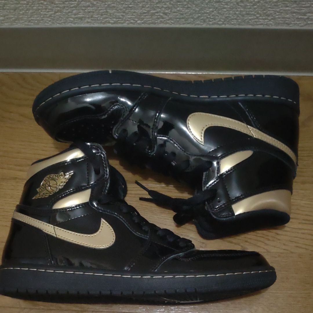 Nike Air Jordan 1 High OG "Black-Metalic Gold"