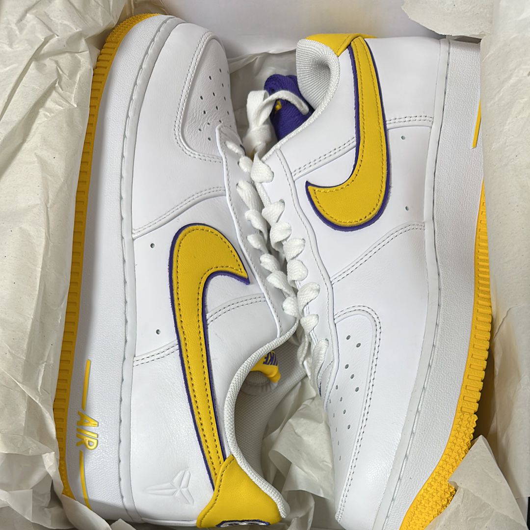 Kobe Bryant × Nike Air Force 1 Low Retro QS "Varsity Maize and Varsity Purple"