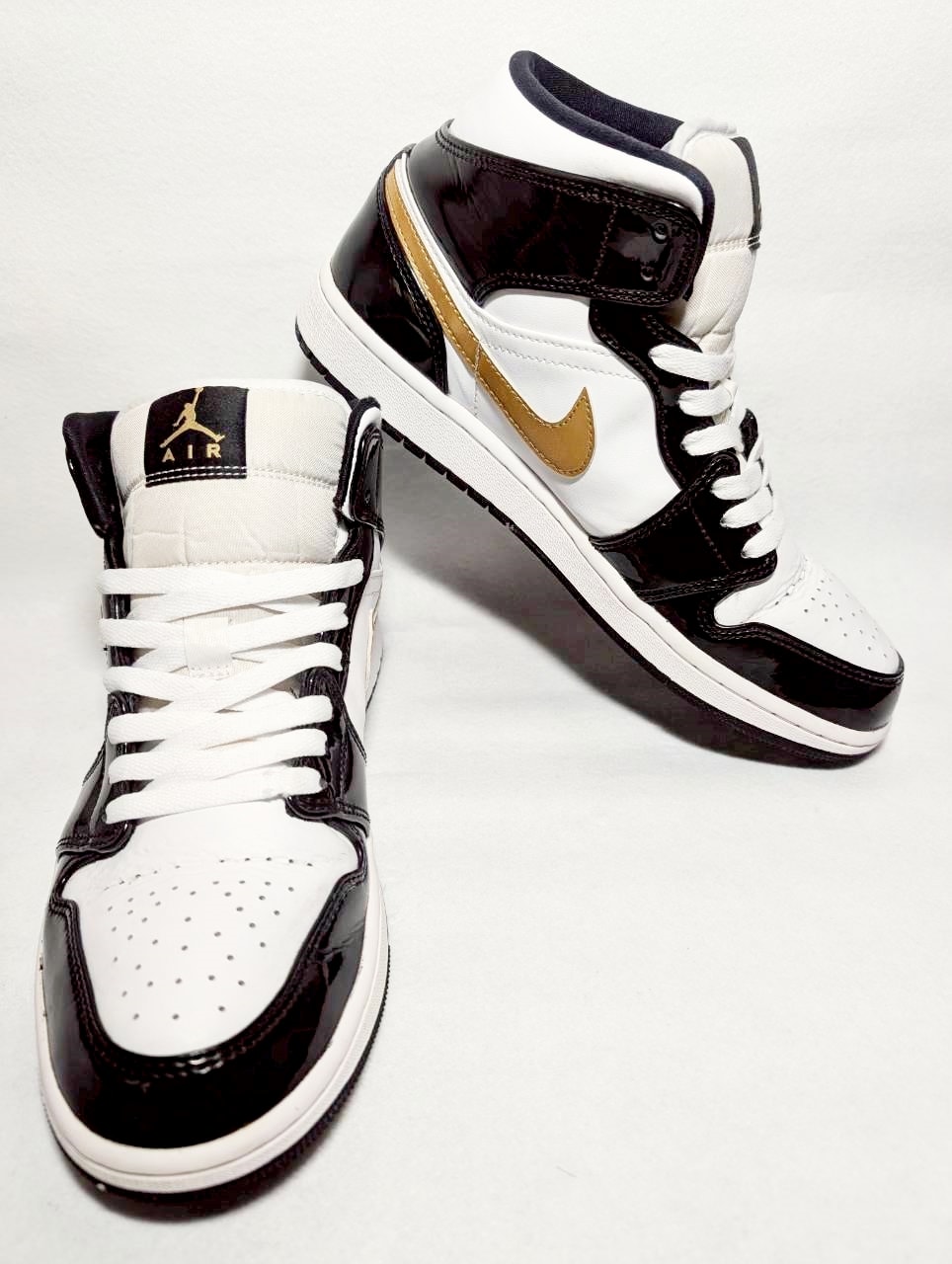 Nike Air Jordan 1 Mid SE "Metallic Gold"