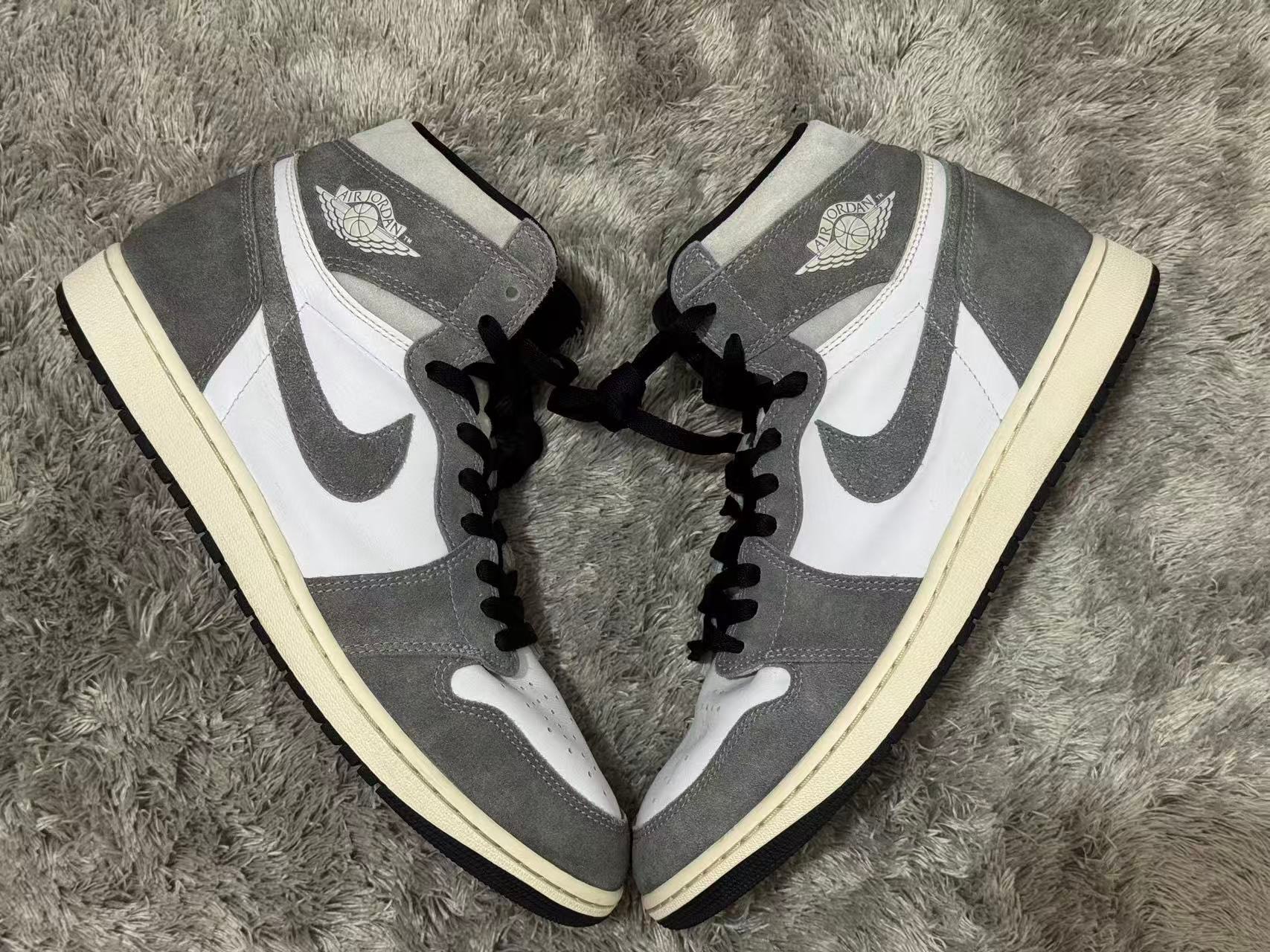Nike Air Jordan 1 Retro High OG "Black and Smoke Grey"