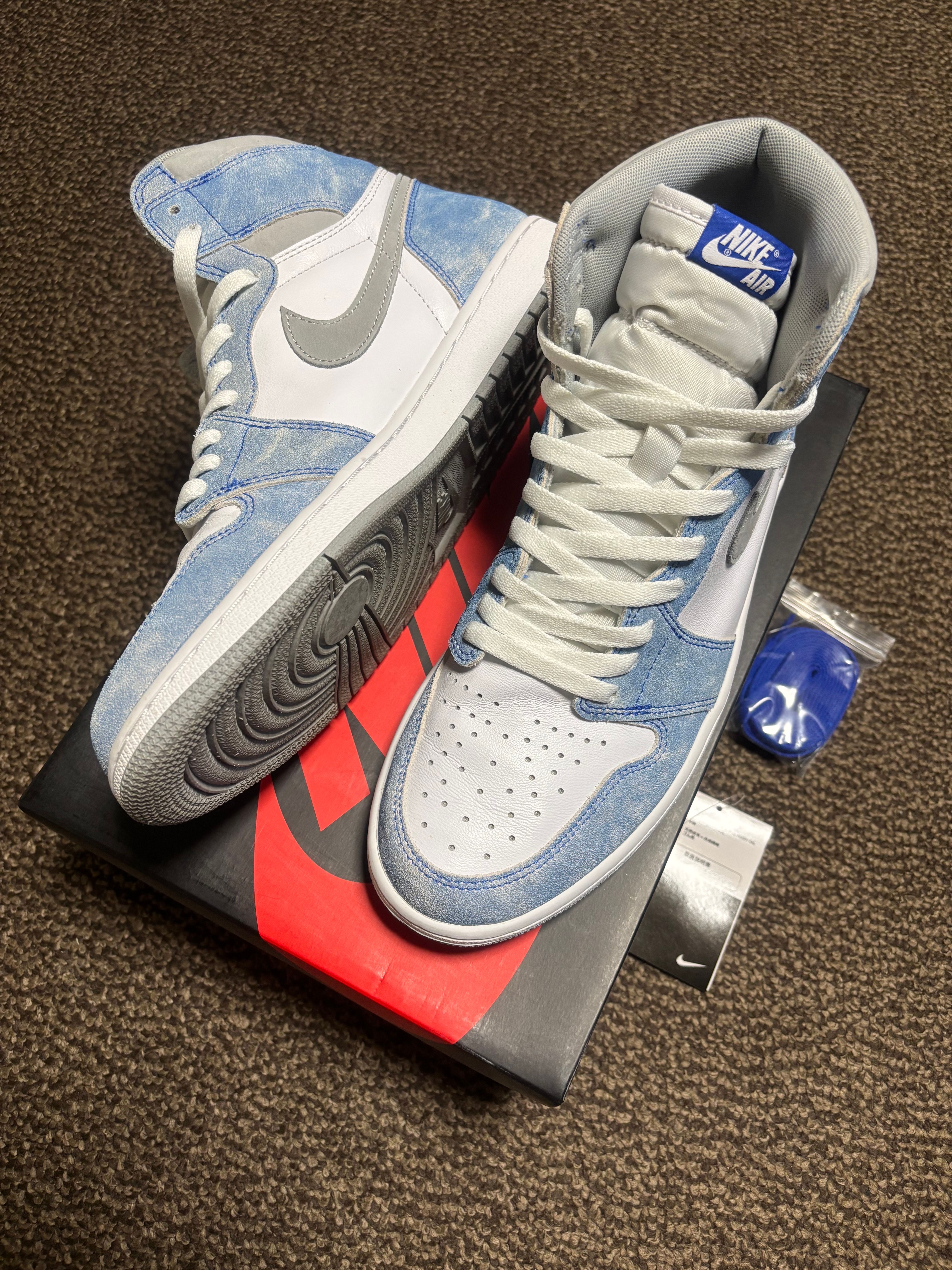 Nike Air Jordan 1 High OG "Hyper Royal"