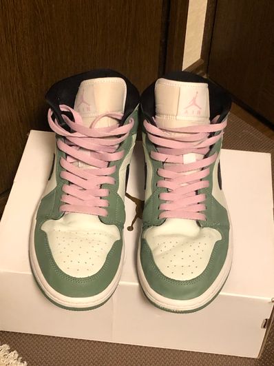 NIKE Women's AIR JORDAN 1 MID SE "DUTCH GREEN"