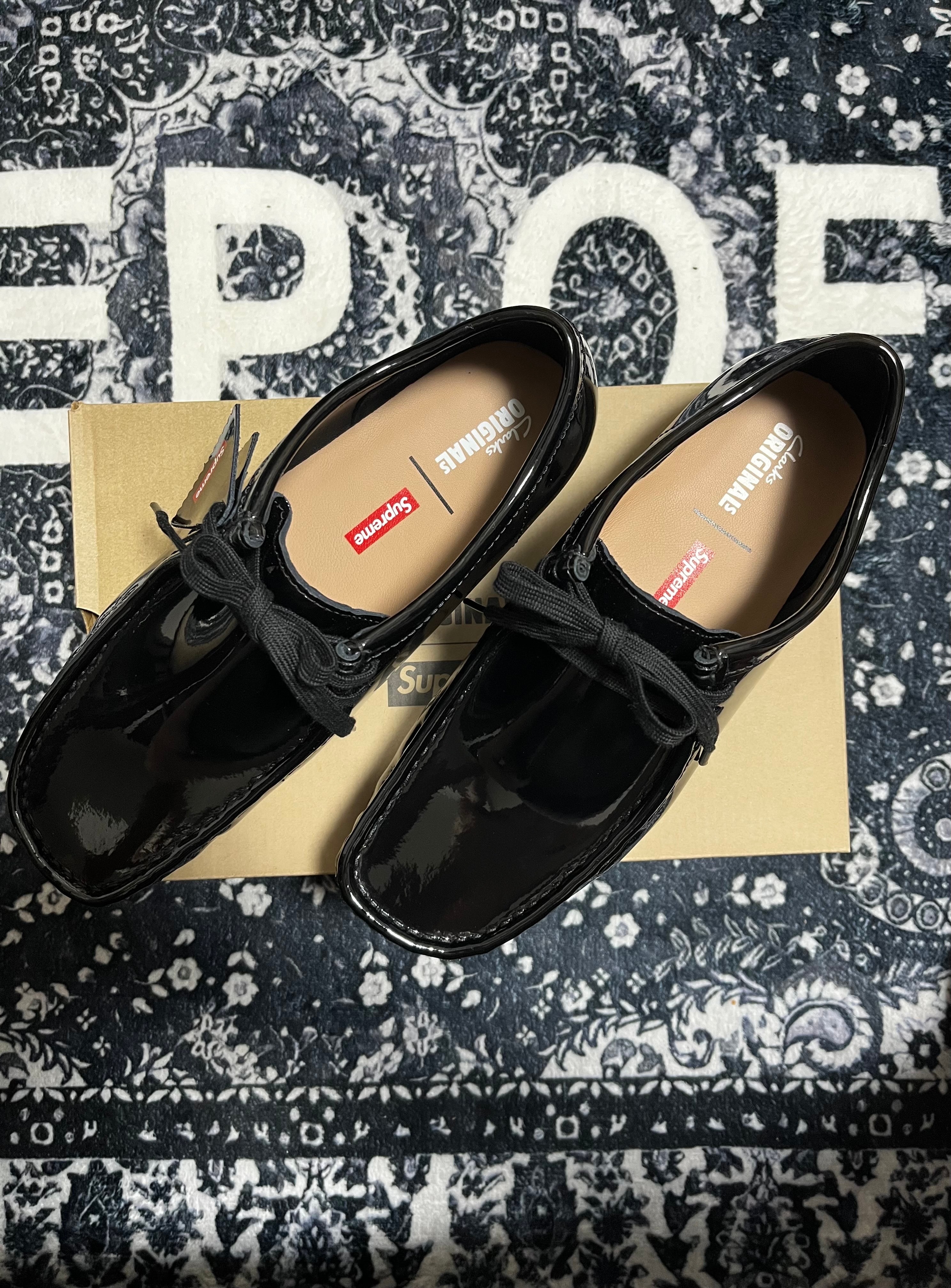 シュプリーム × クラークス パテントレザー ワラビー "ブラック"