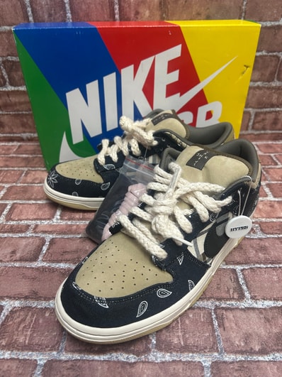 Travis Scott × Nike SB Dunk Low "Black/Parachute Beige"