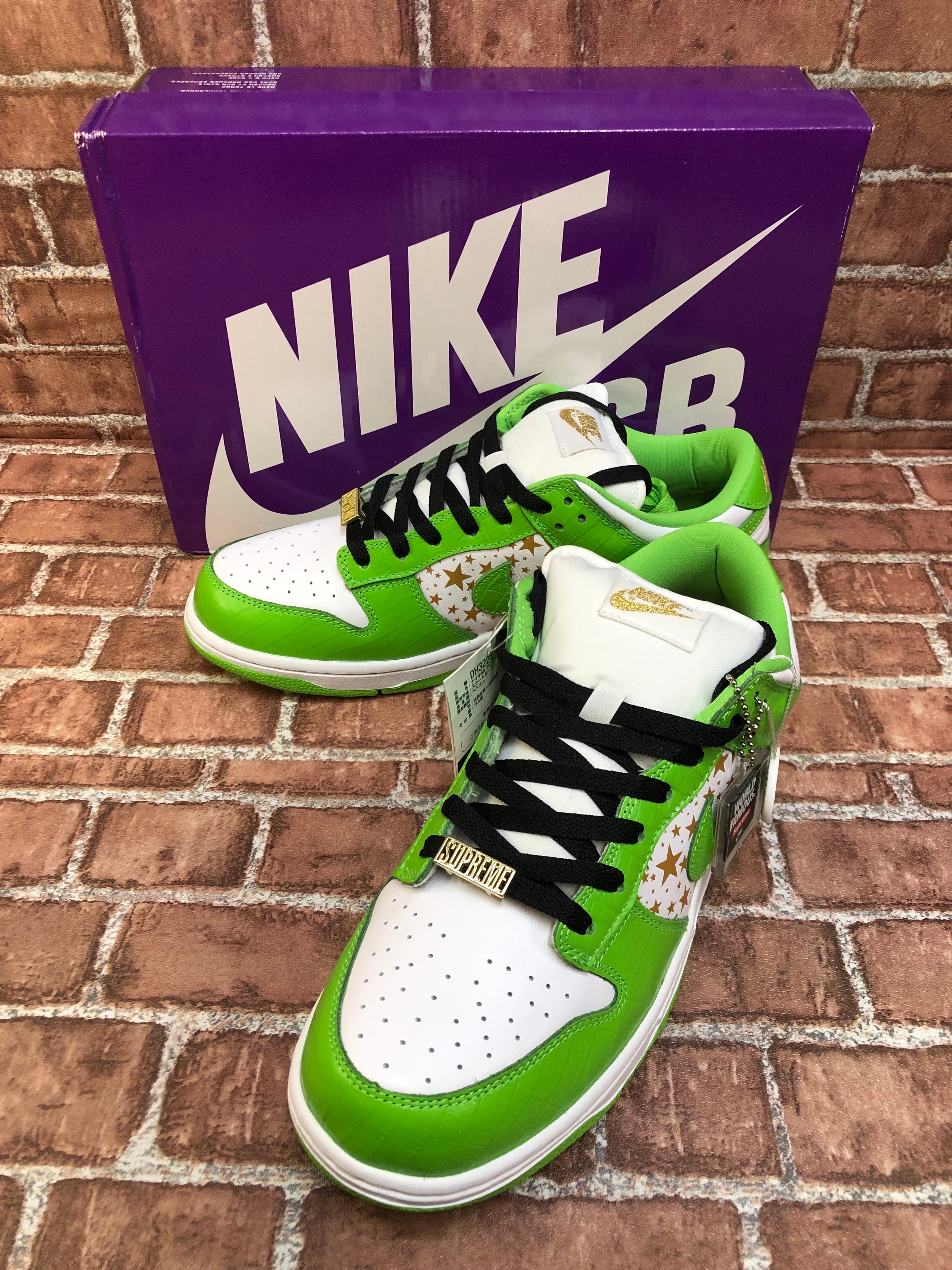 シュプリーム × ナイキ SB ダンク ロー OG QS ゴールドスターズ "ホワイト/ミーングリーン"