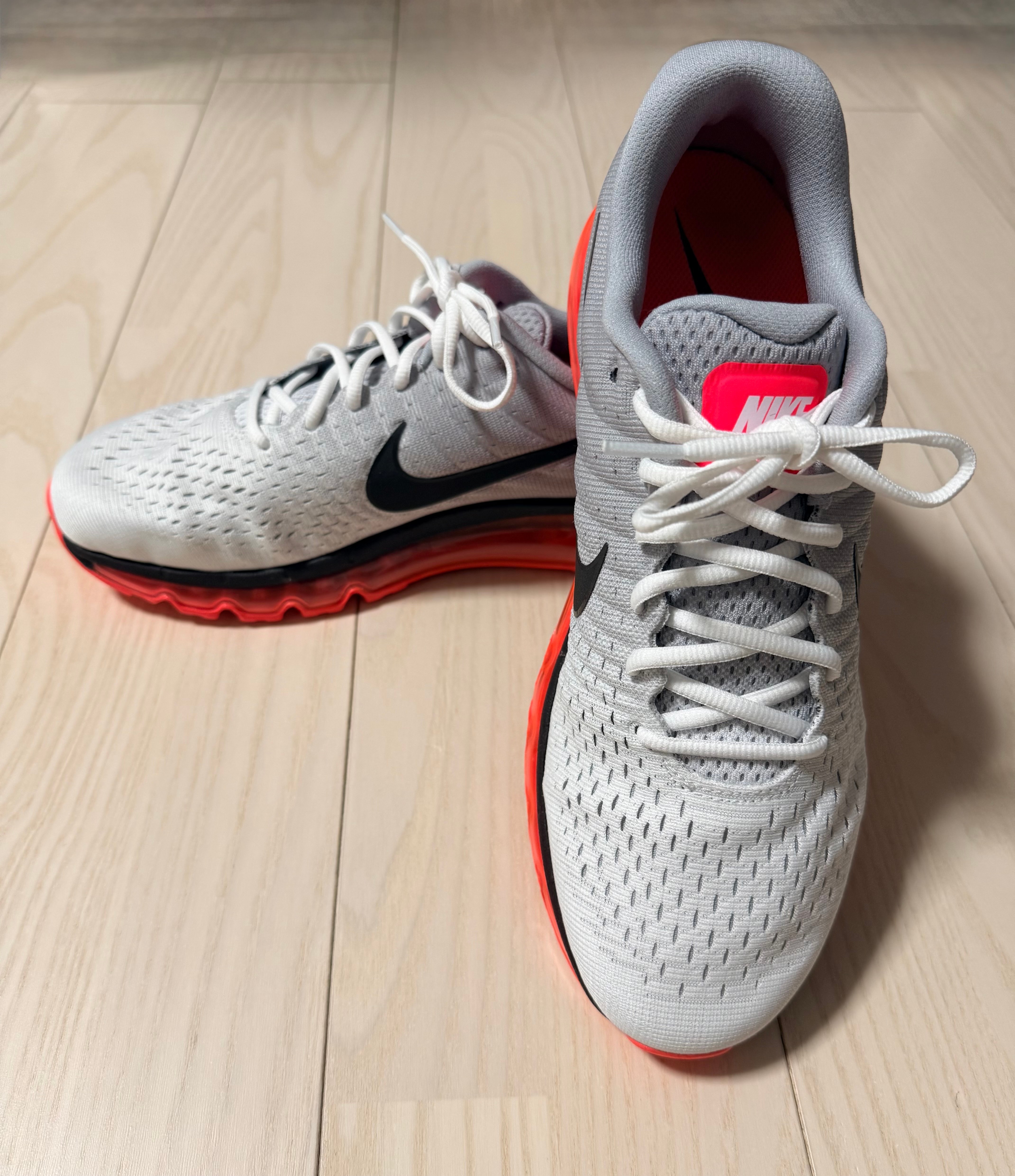 ナイキ エアマックス2017 "ホワイト/ブラック/ウルフグレー/ソーラーレッド"