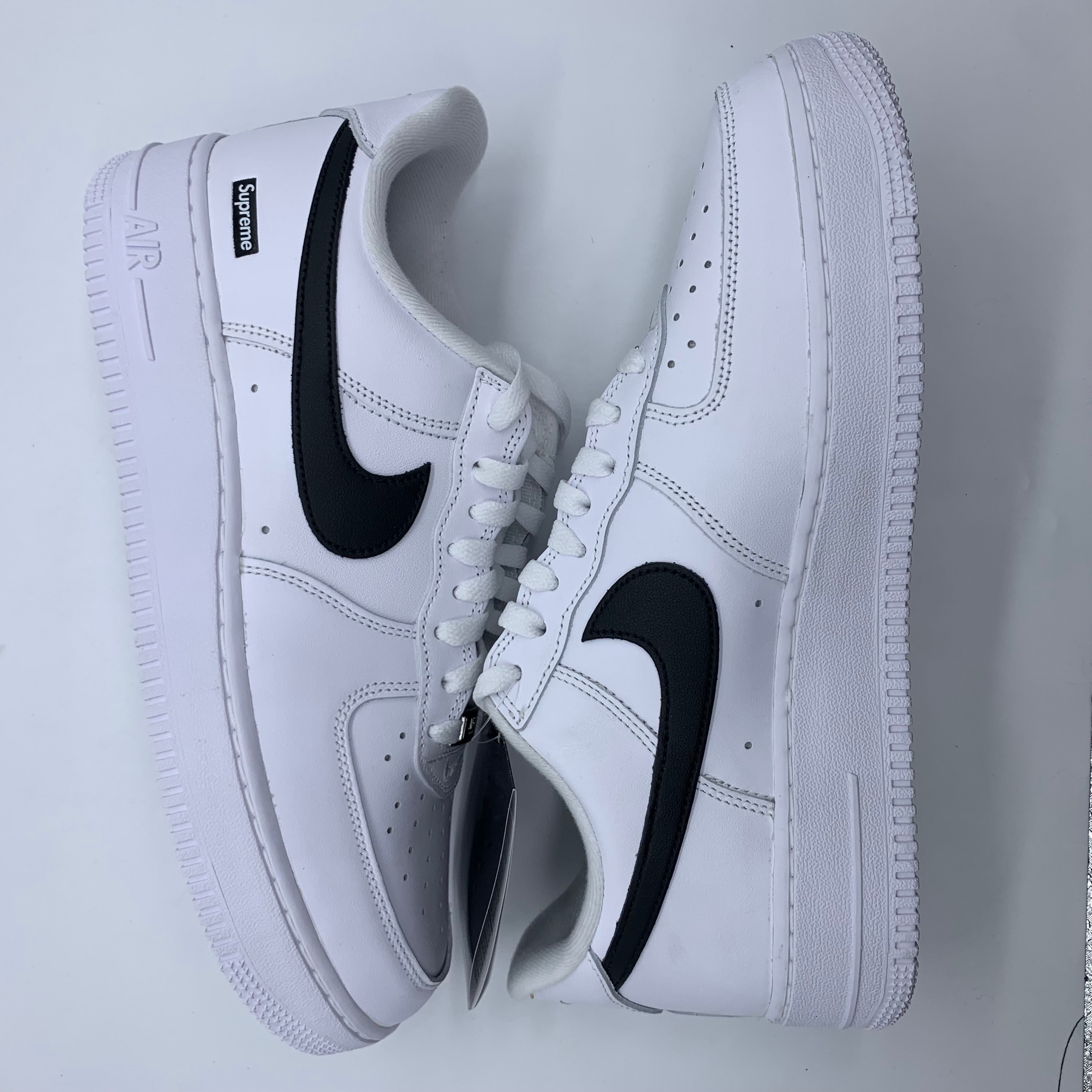 シュプリーム × ナイキ エアフォース1 ロー "ホワイト/ブラック"