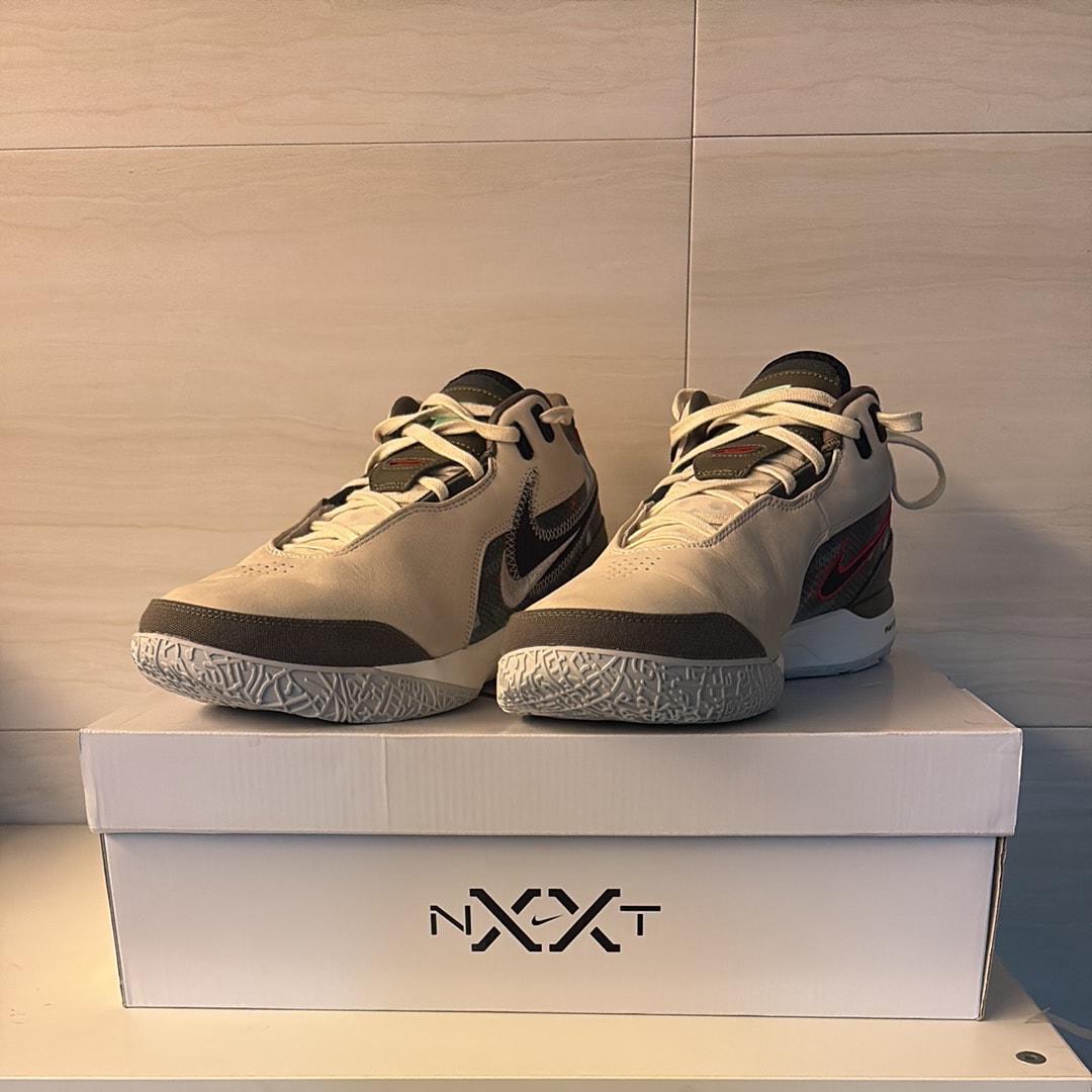 フェイズクラン × ナイキ レブロン NXXT ジェン AMPD "ライトクリーム/ミディアムオリーブ/メタリックシルバー/ブラック" (HF0715-200/HF0716-200)