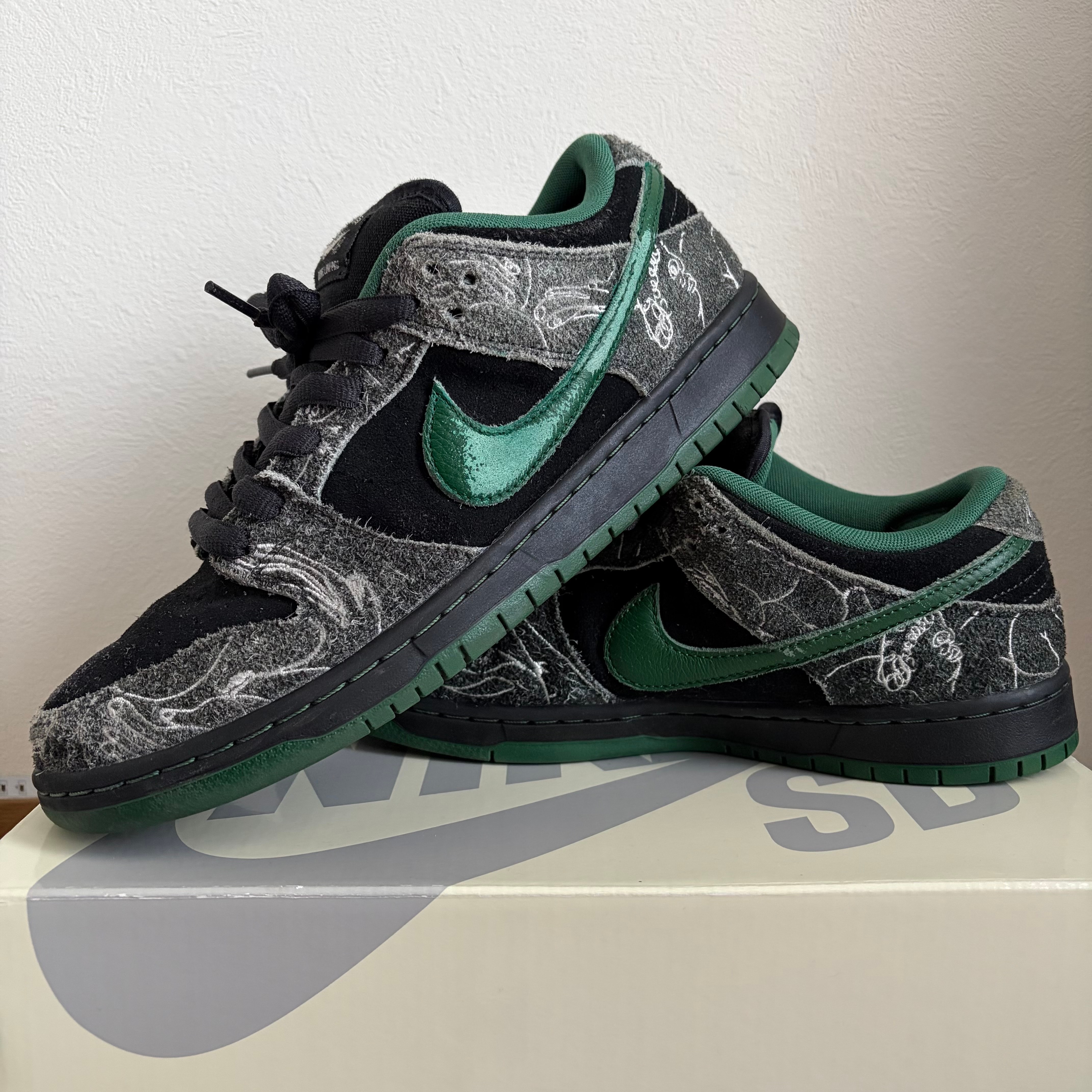 There Skateboards × Nike SB Dunk Low Pro "Anthracite and Gorge Green"
