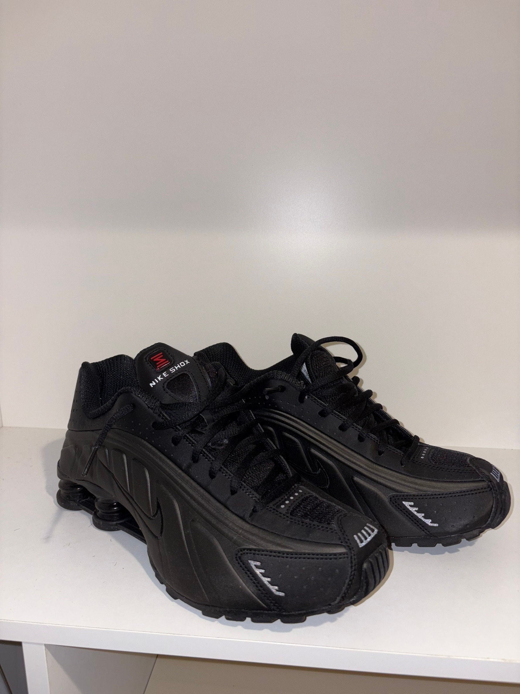 ナイキ ショックス R4 