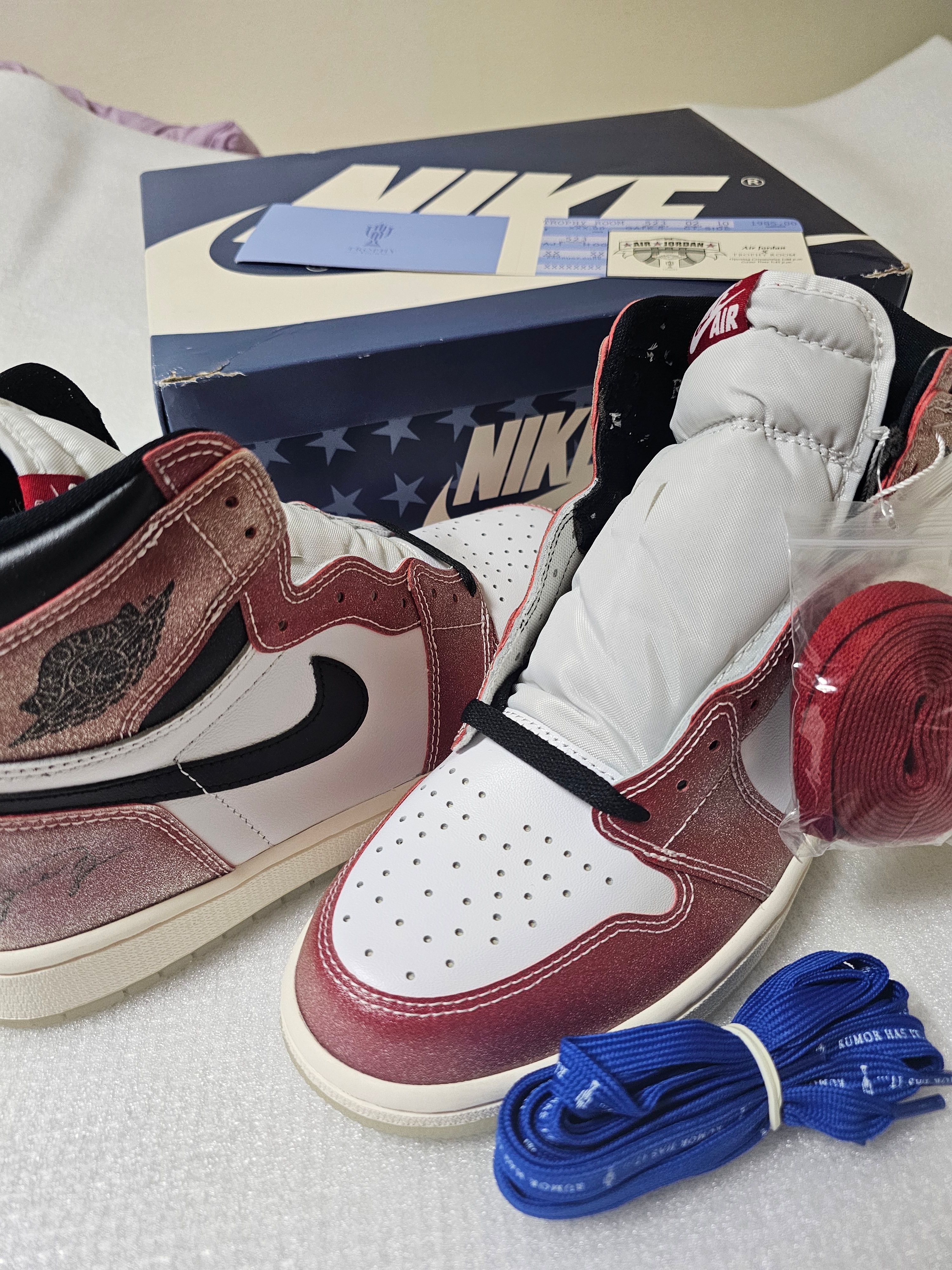 Trophy Room × Nike Air Jordan 1 Retro High "Chicago" (Friends and Family) (Blue Laces)