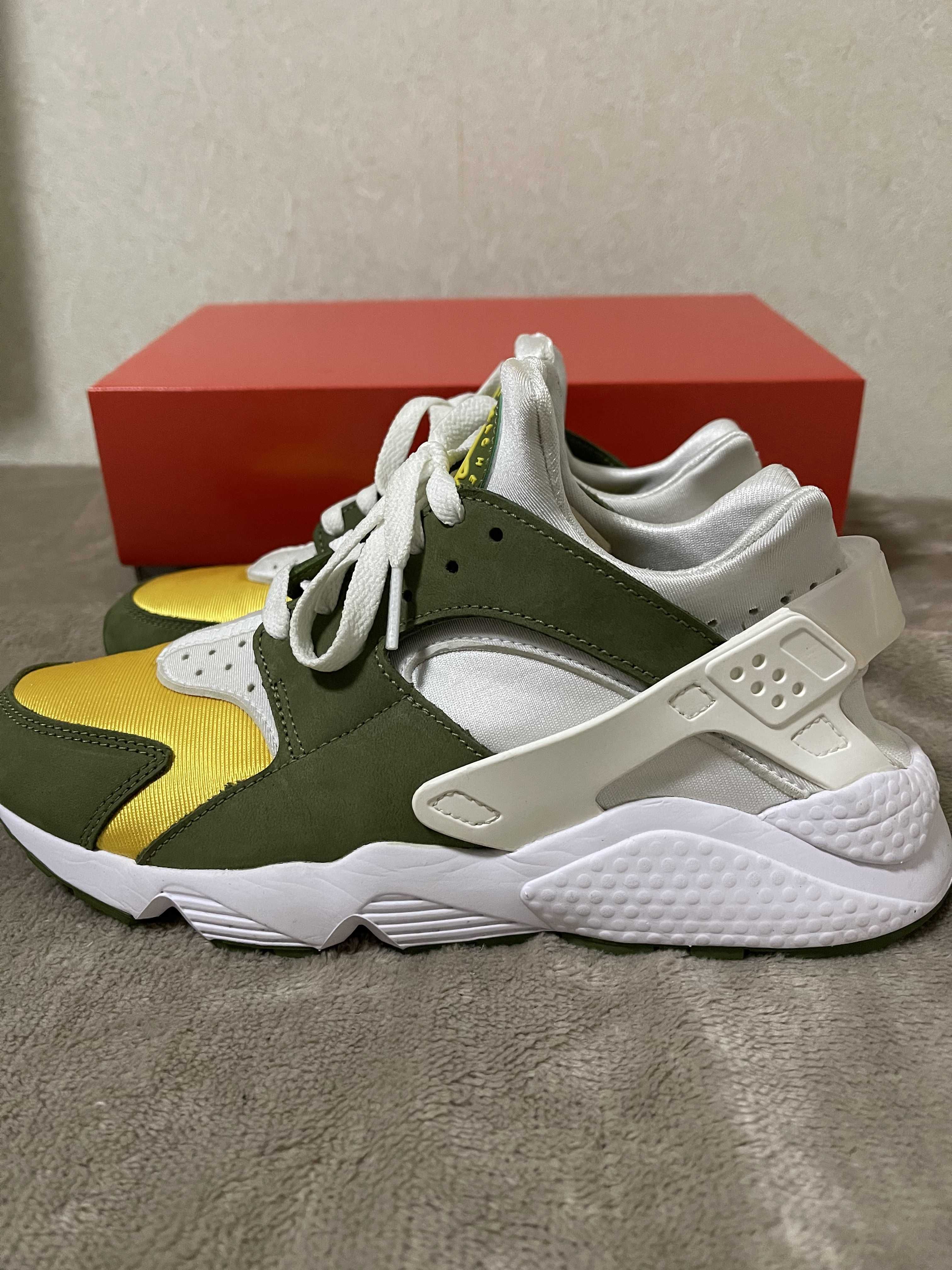 Stussy × Nike Air Huarache "Dark Olive"