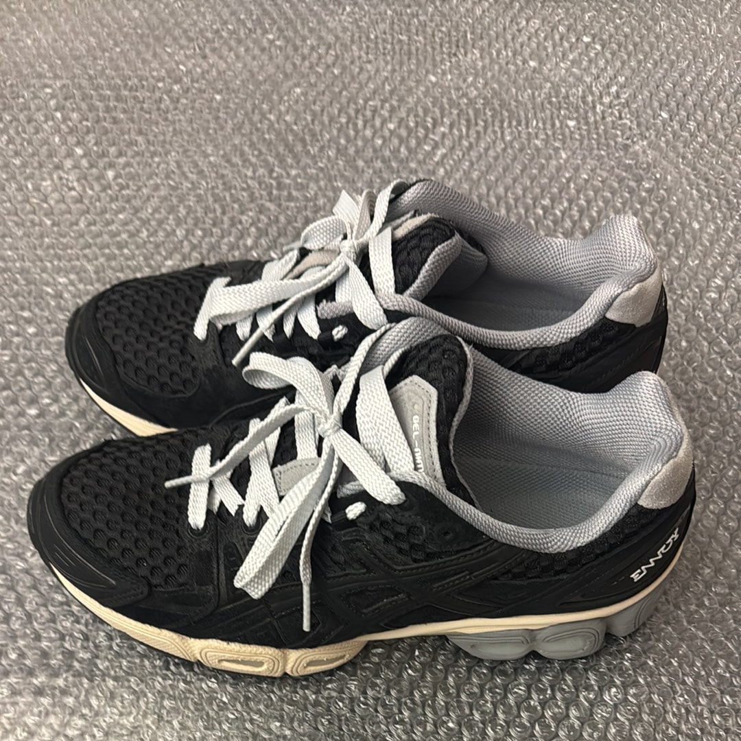 エンノイ × アシックス ゲルニンバス9 "ブラック/シートロック" (1201A986-002)