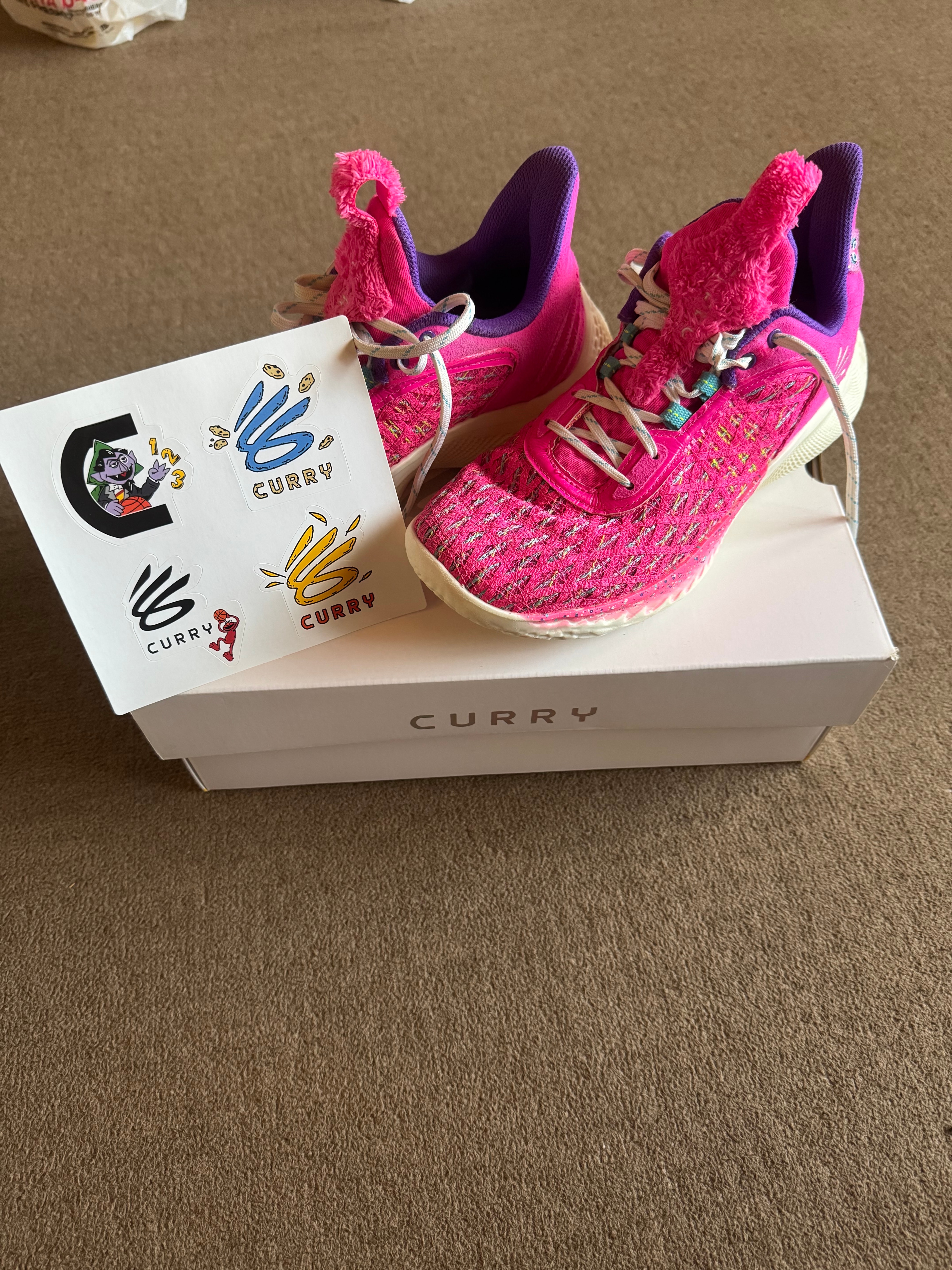 アンダーアーマー カリー フロー9 セサミストリート "ピンク"