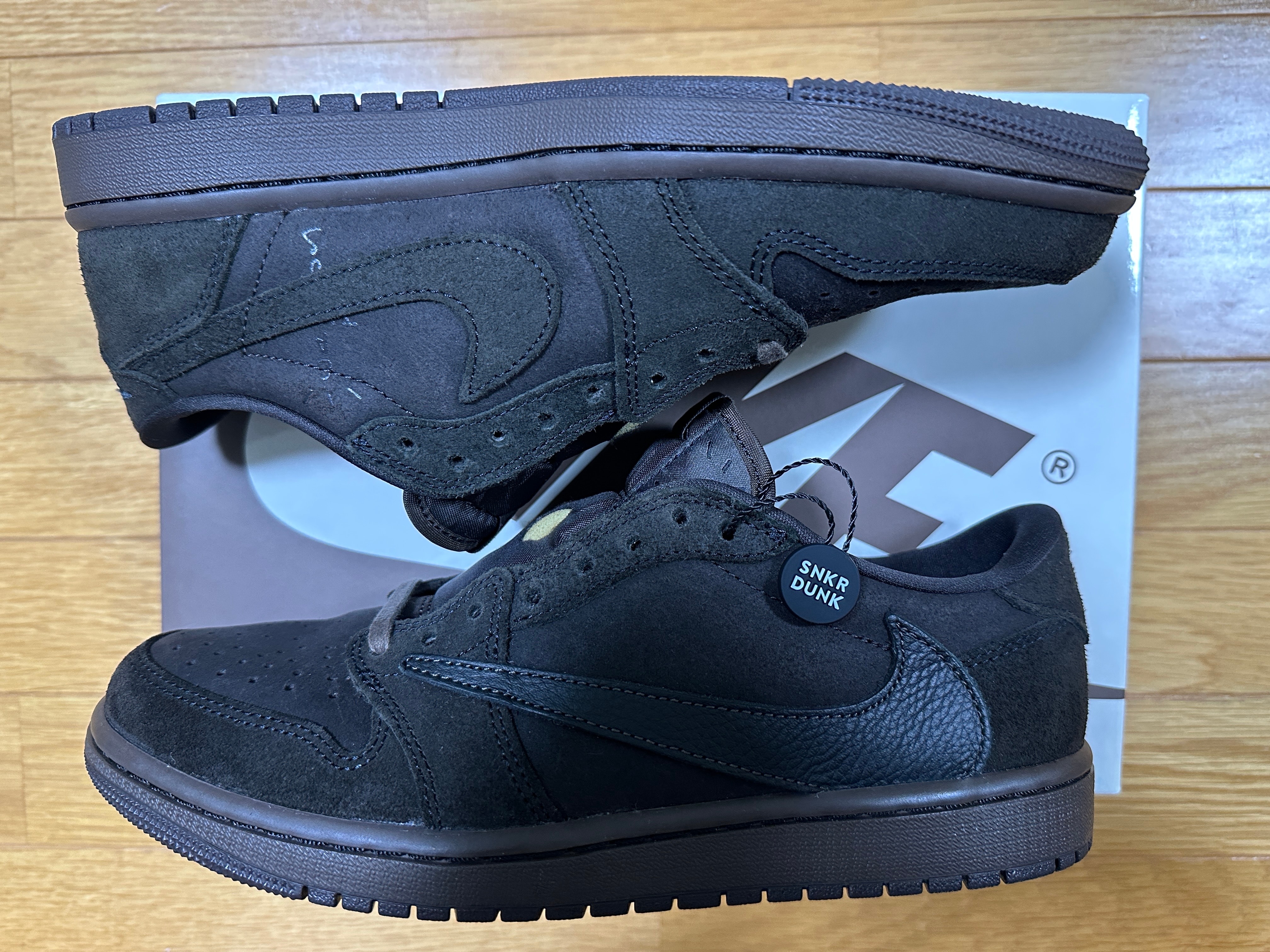 トラヴィススコット × ナイキ エアジョーダン1 ロー OG SP "ベルベットブラウン アンド ダークモカ"