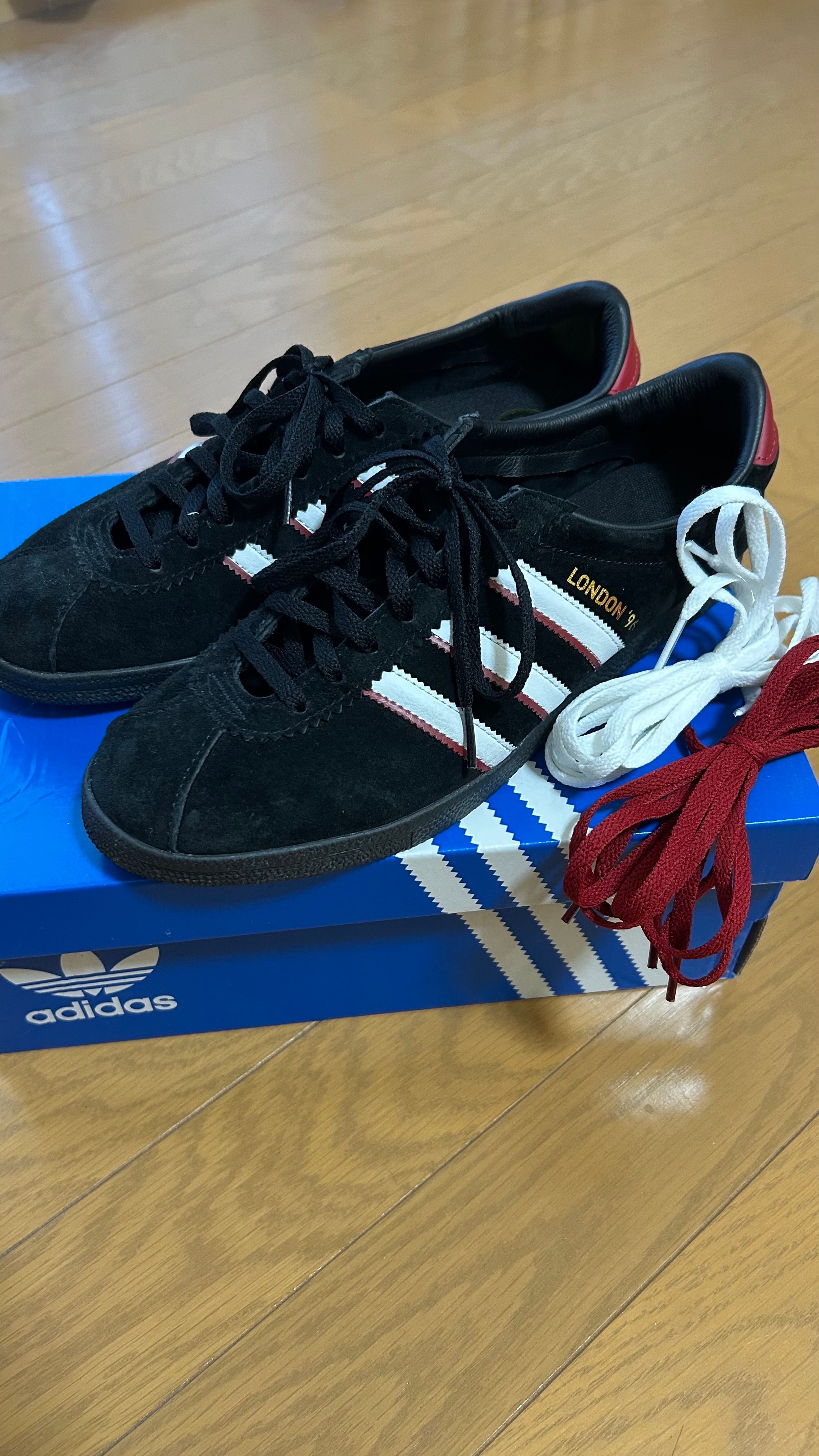 アディダス ロンドン 96 "コアブラック/フットウェアホワイト/ベタースカーレット"