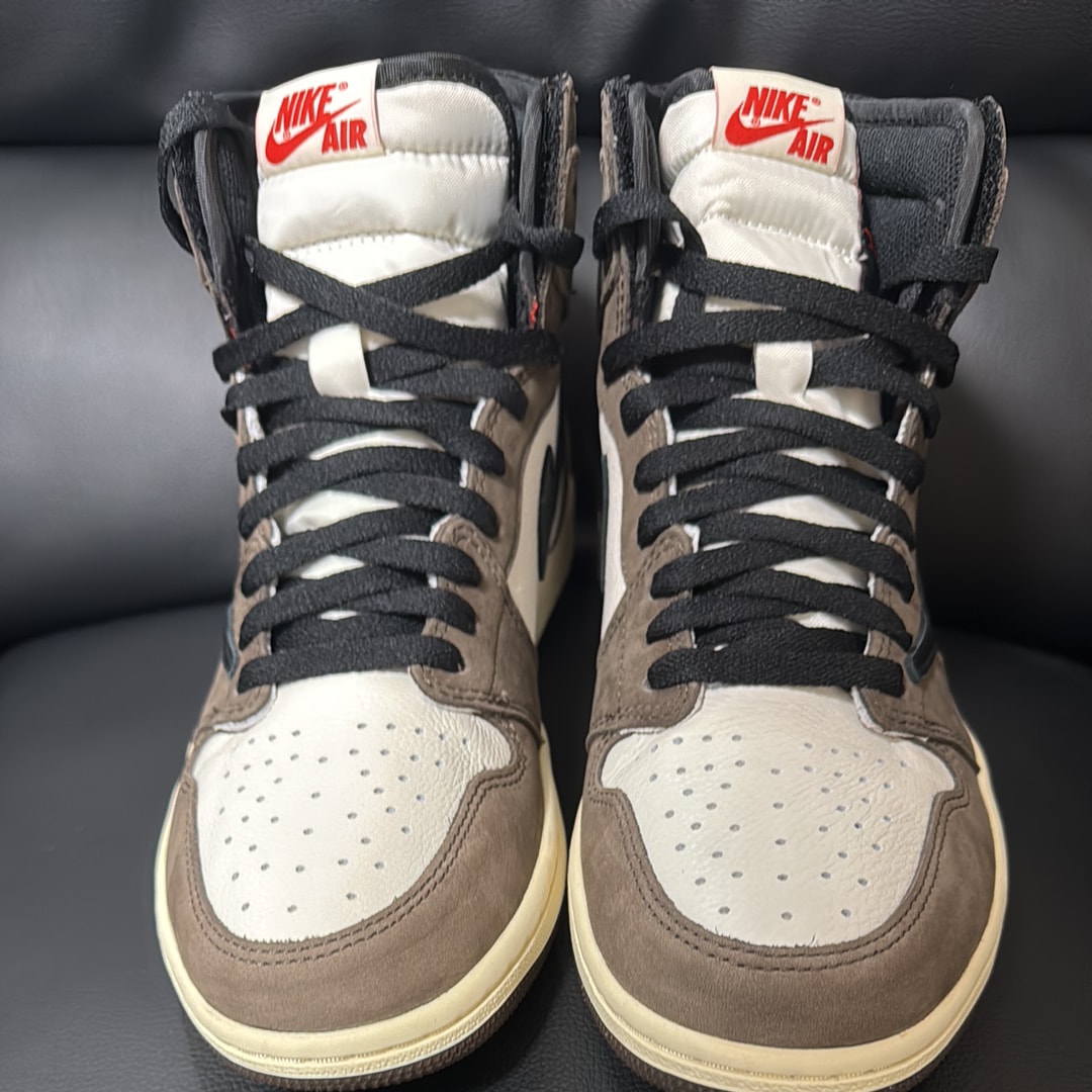 トラヴィススコット × ナイキ エアジョーダン1 レトロ ハイ OG TS SP "セイル/ダークモカ"