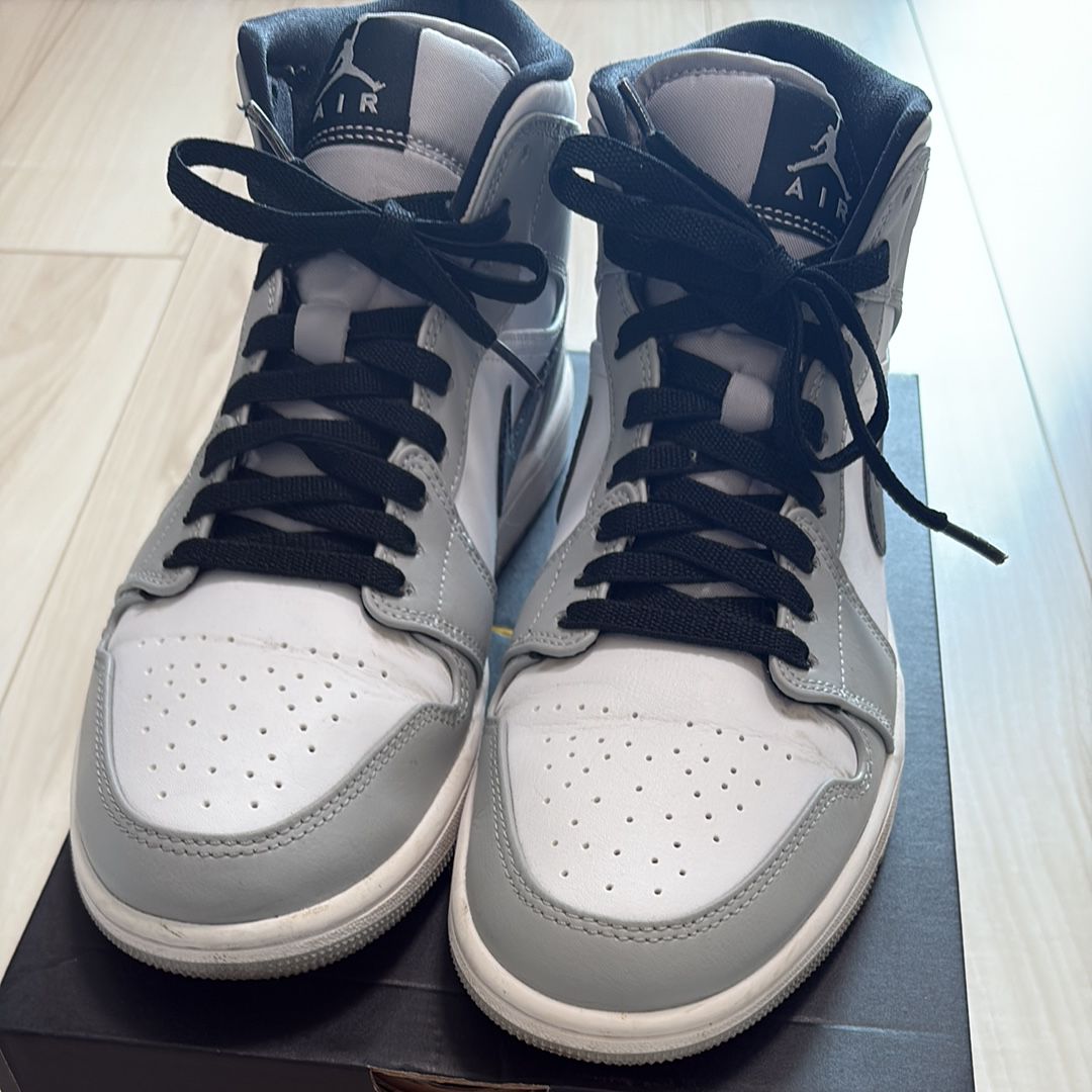 Nike Air Jordan 1 Mid "Light Smoke Grey/White/Black"