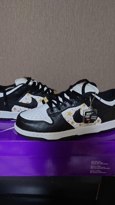Supreme × Nike SB Dunk Low OG QS Gold Stars "White/Black"