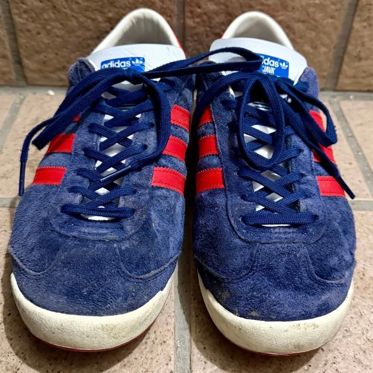 アディダス ジャワ "ナイトスカイ/ビビッドレッド/フットウェアホワイト"