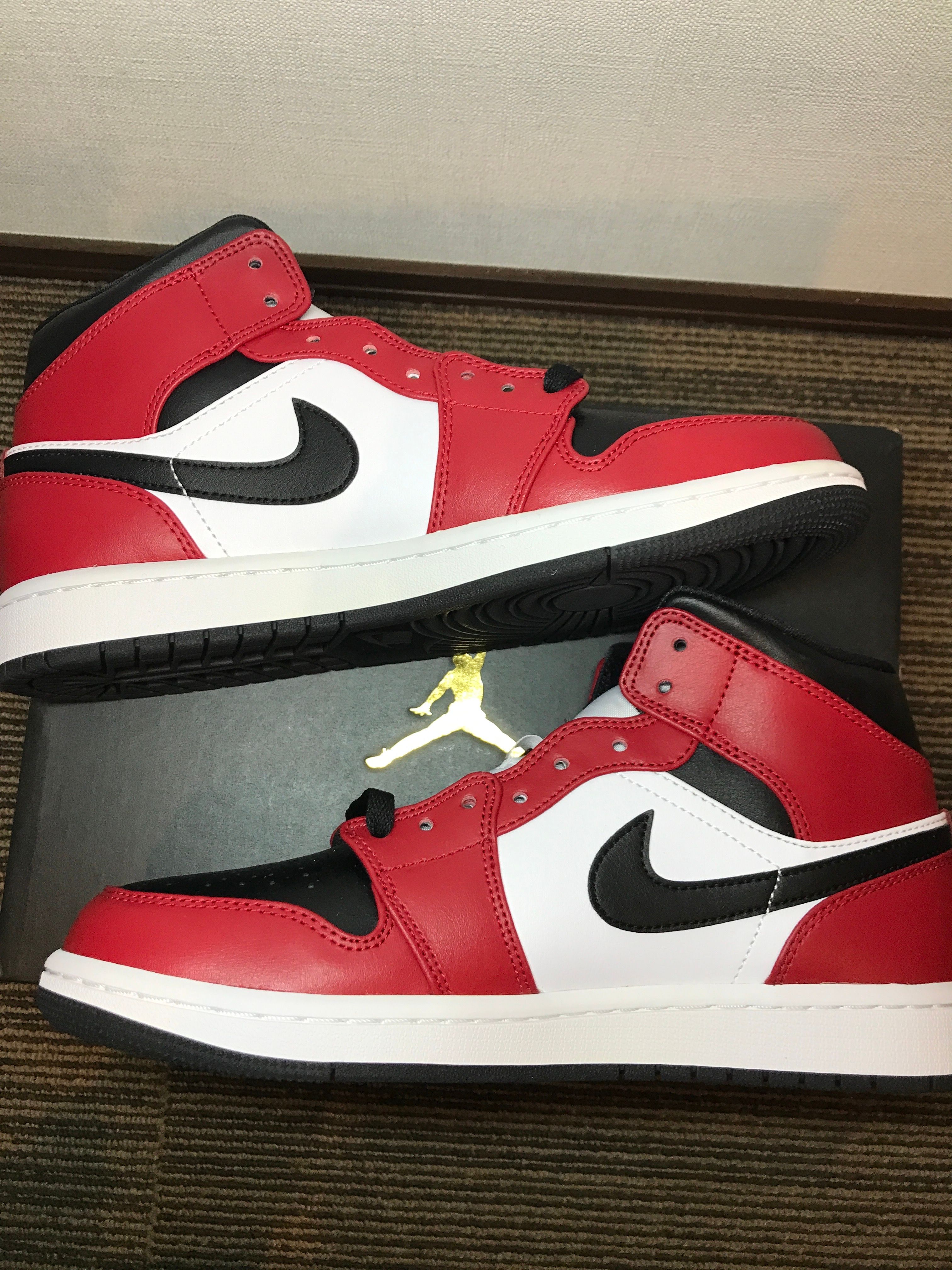 Nike Air Jordan 1 Mid "Chicago Black Toe"